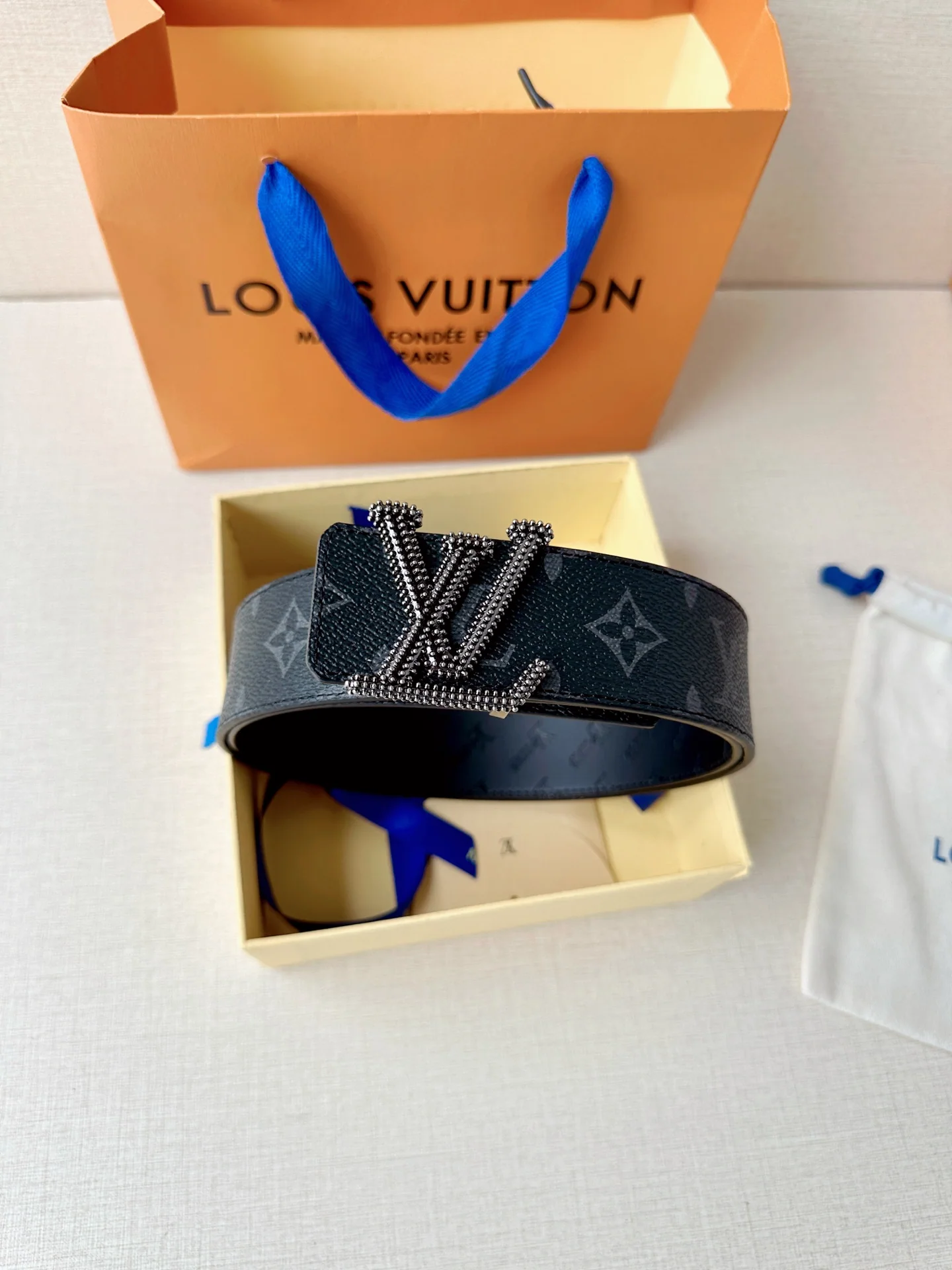 루이비통 LV 이니셜 스터드 리버서블 가죽 벨트 상세 이미지 9