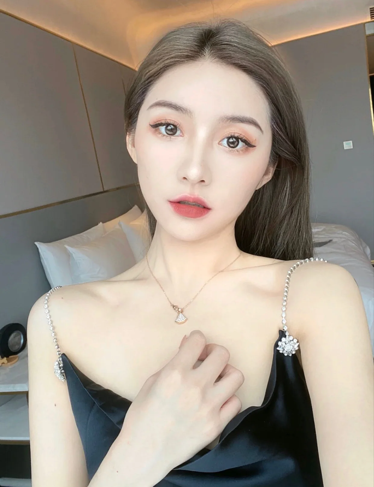불가리 V자형 다이아몬드 목걸이 상세 이미지 3