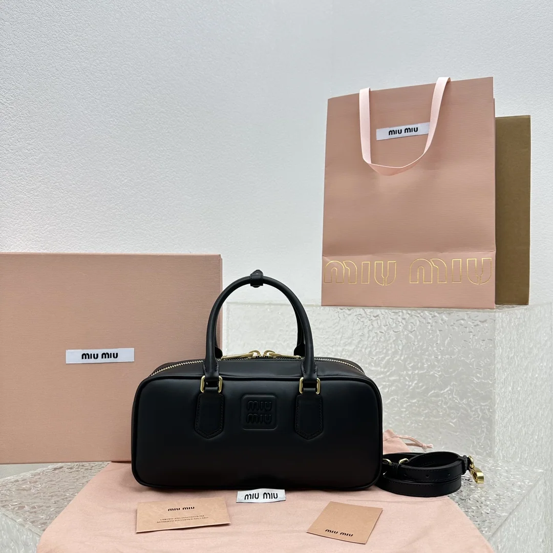미우미우 블랙 패딩 볼링백 68331