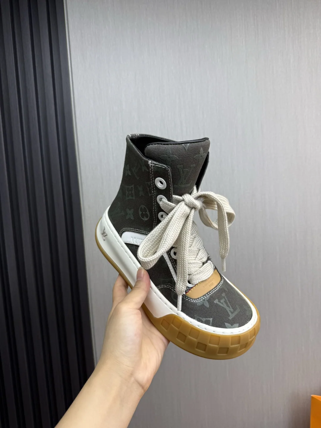 루이비통 틸티드 하이탑 스니커즈 상세 이미지 8
