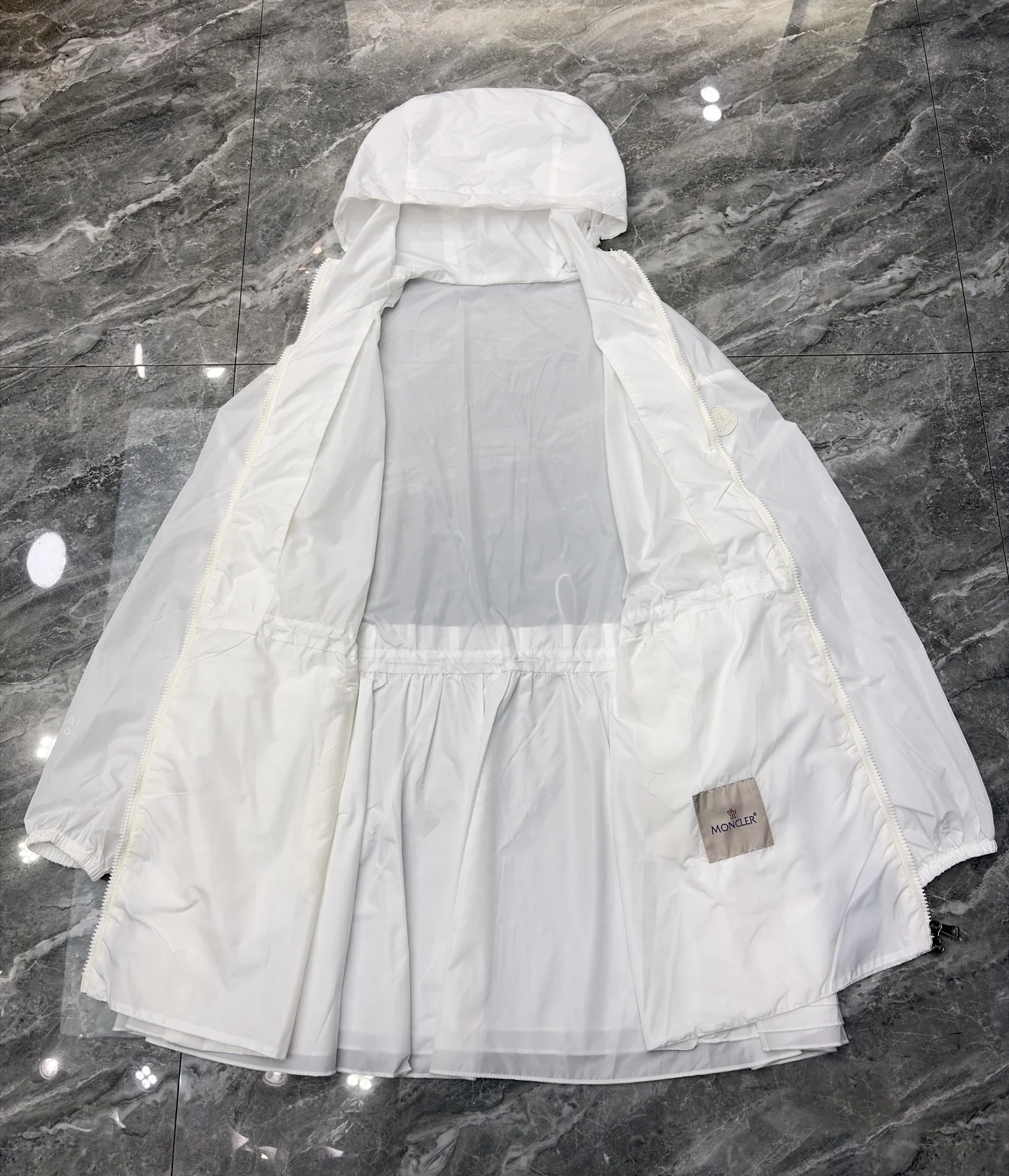 몽클레어 여성 경량 윈드브레이커 자켓 상세 이미지 6