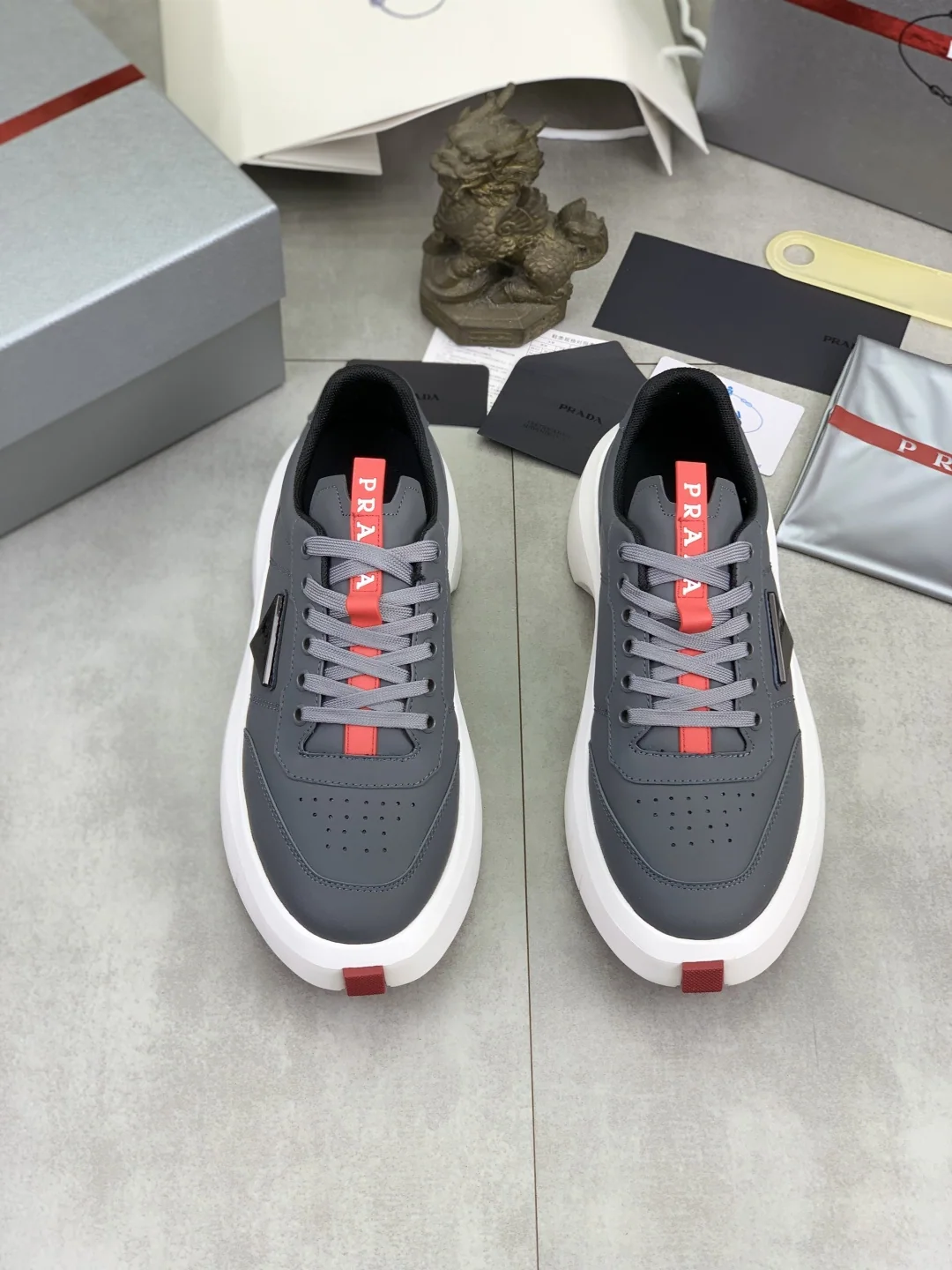 프라다 파이톤 가죽 스니커즈 상세 이미지 2