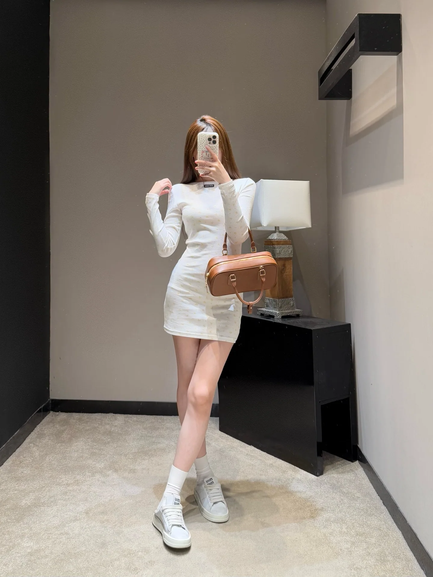 미우미우 레이스 카라 플라워 자수 롱 슬림 티셔츠 원피스 2026 SS 상세 이미지 6