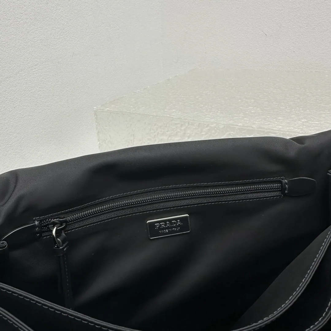 프라다 나일론 삼각 로고 대형 메신저백 상세 이미지 8