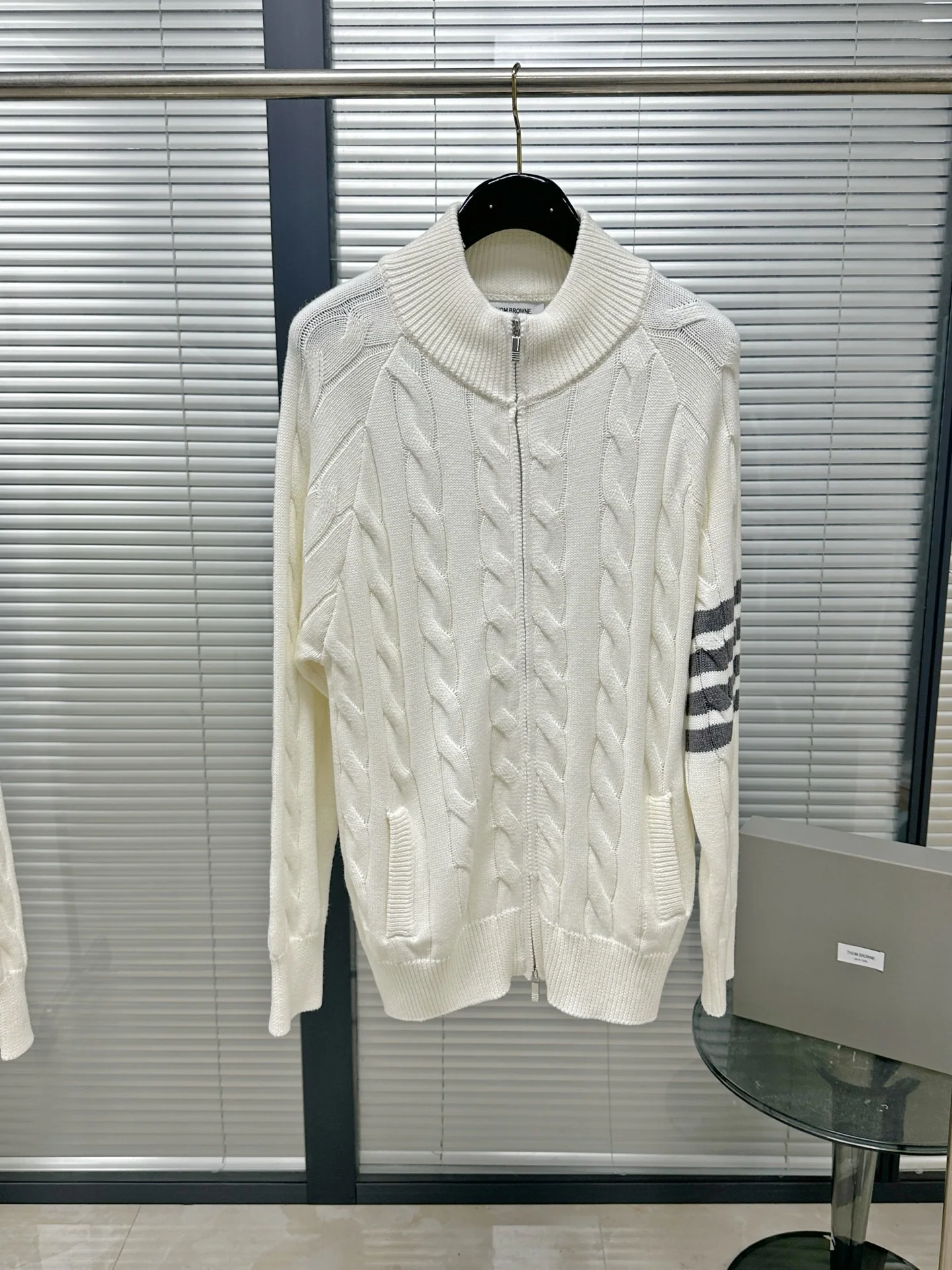 톰브라운 그레이 케이블 모크넥 니트 남녀공용 상세 이미지 2