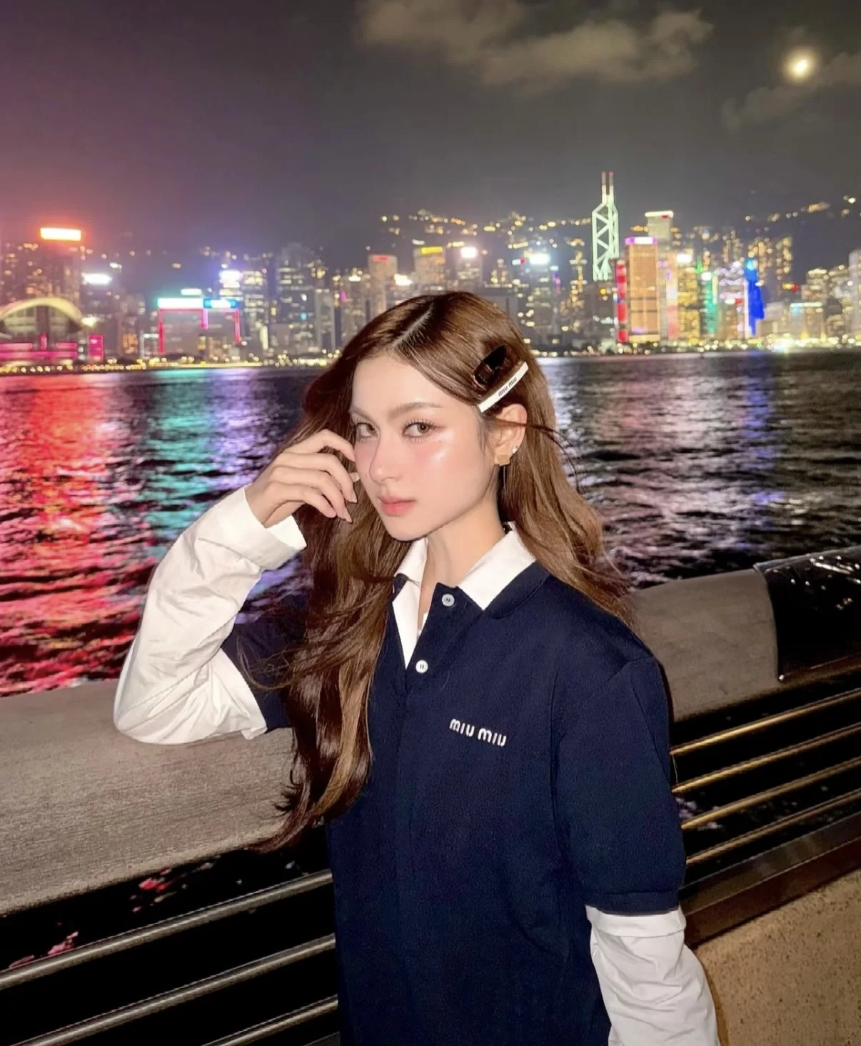 미우미우 컬러 에나멜 메탈 원형 버튼 M자형 스터드 귀걸이 상세 이미지 8