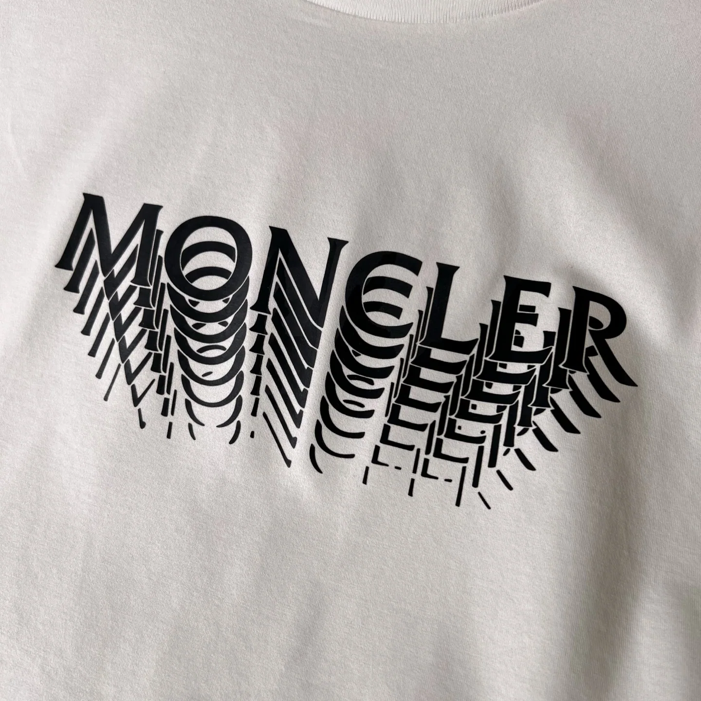 몽클레어 오버래핑 그라데이션 로고 반팔 티셔츠 상세 이미지 4