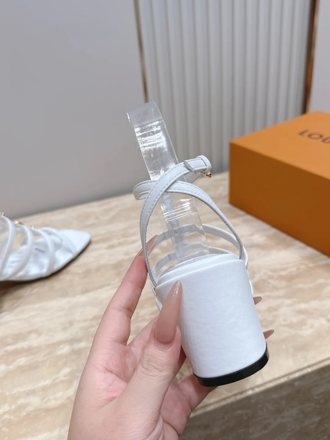 루이비통 메탈 버클 청키 힐 샌들 상세 이미지 9