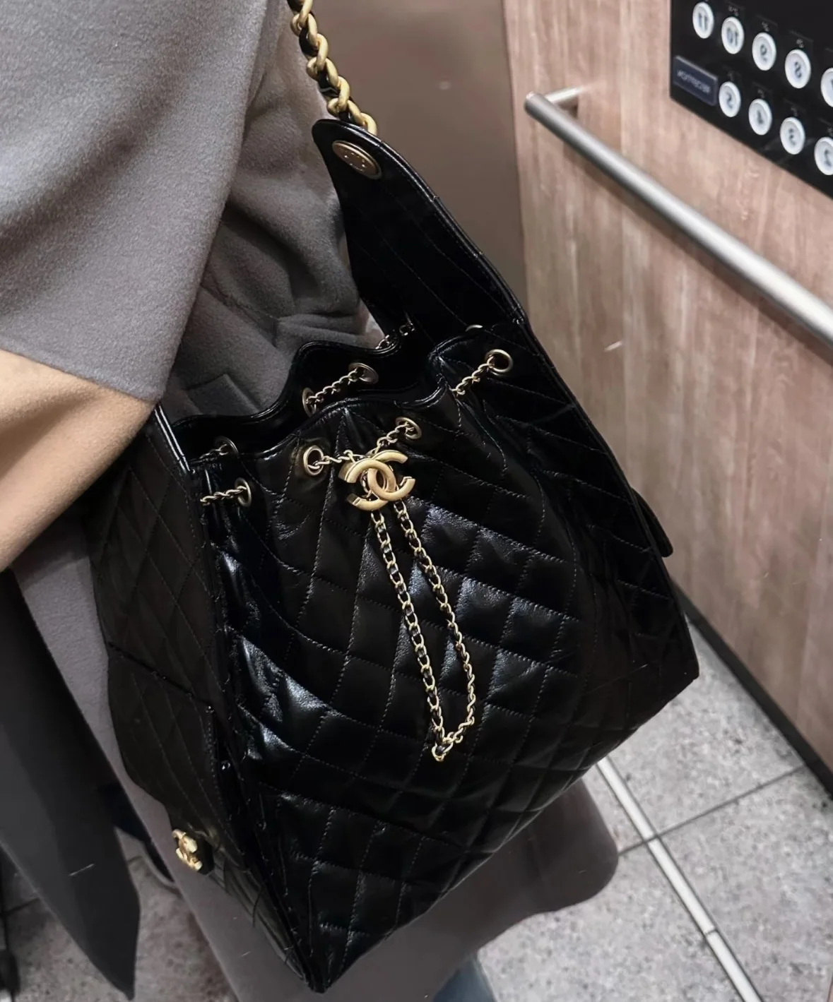 샤넬 25 C 블랙 골드 호보 25백 가방 상세 이미지 9