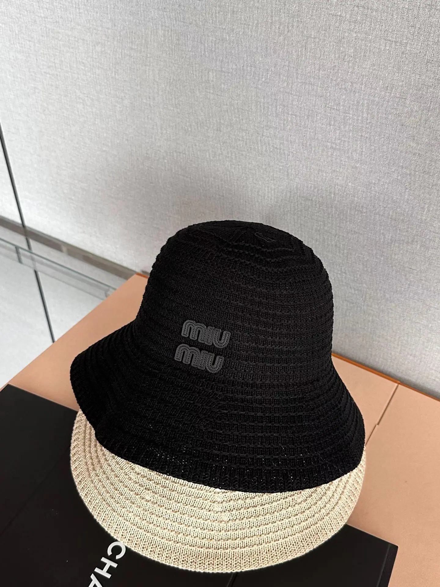 미우미우 밀짚 버킷 햇 모자 상세 이미지 5