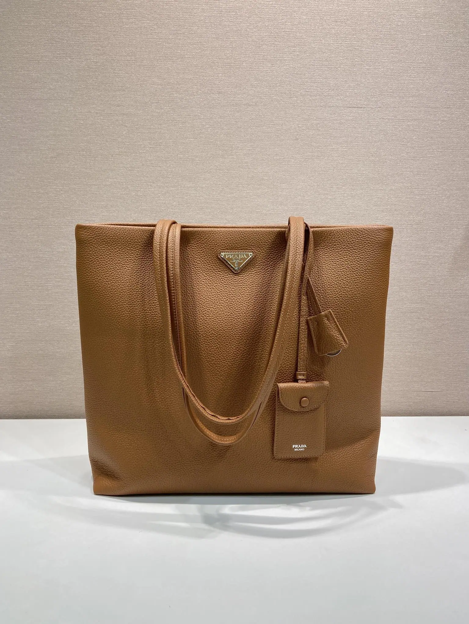 프라다 남성 가죽 토트백 2VG130 상세 이미지 1