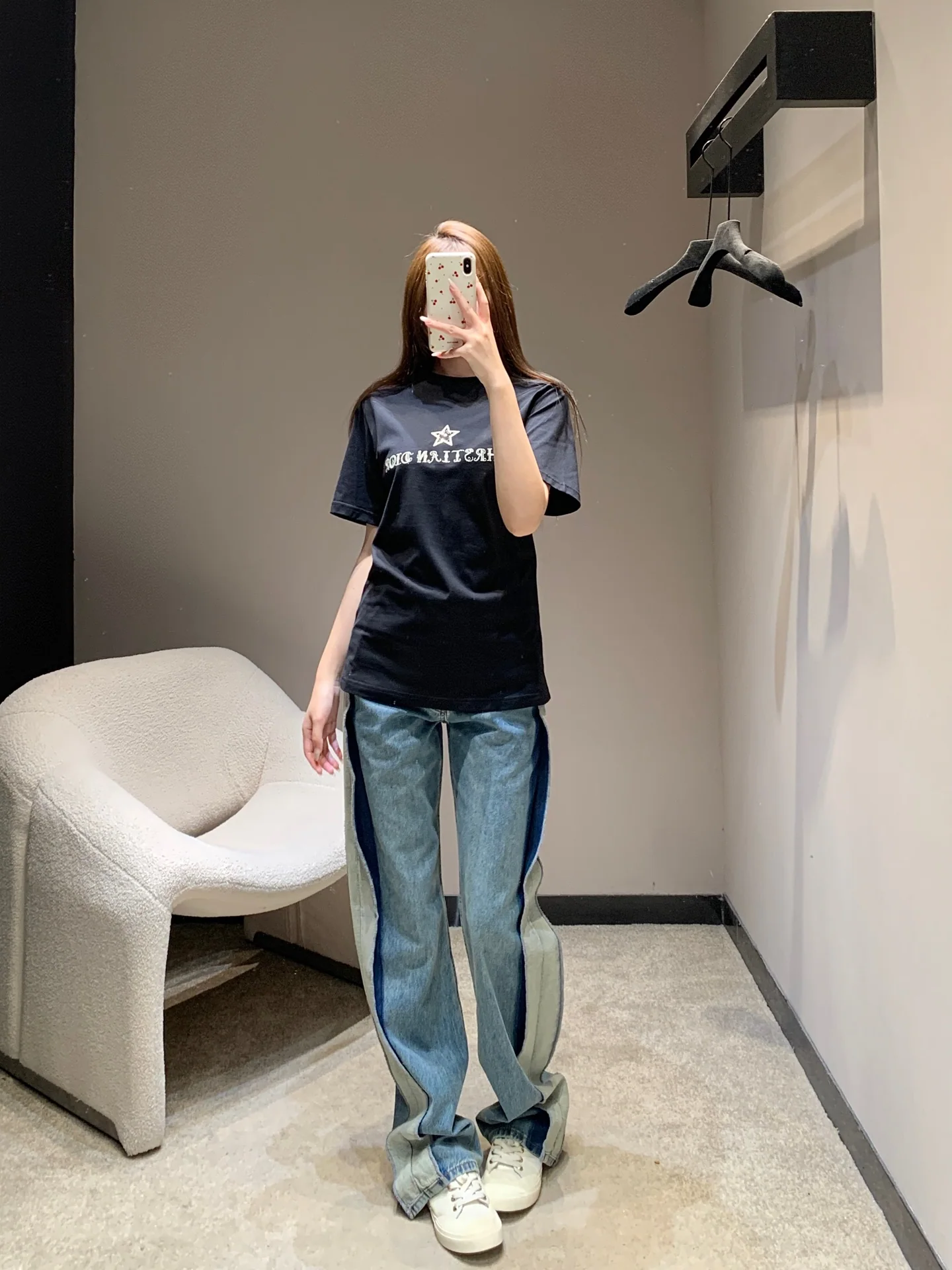 디올 여성 반팔 티셔츠 오각별 자수 상세 이미지 4