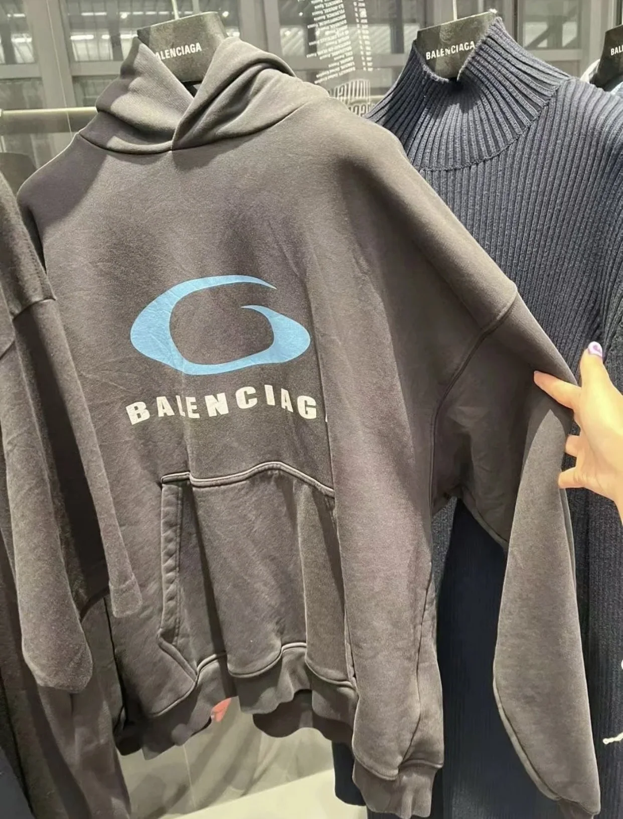 발렌시아가 파란색 후드티 19089 Balenciaga Hoodie 상세 이미지 4