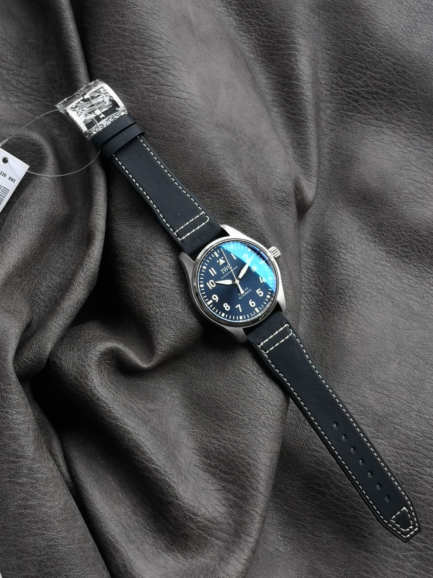 IWC 마크 XX 파일럿 시계 블랙 다이얼 사파이어 글라스 상세 이미지 6