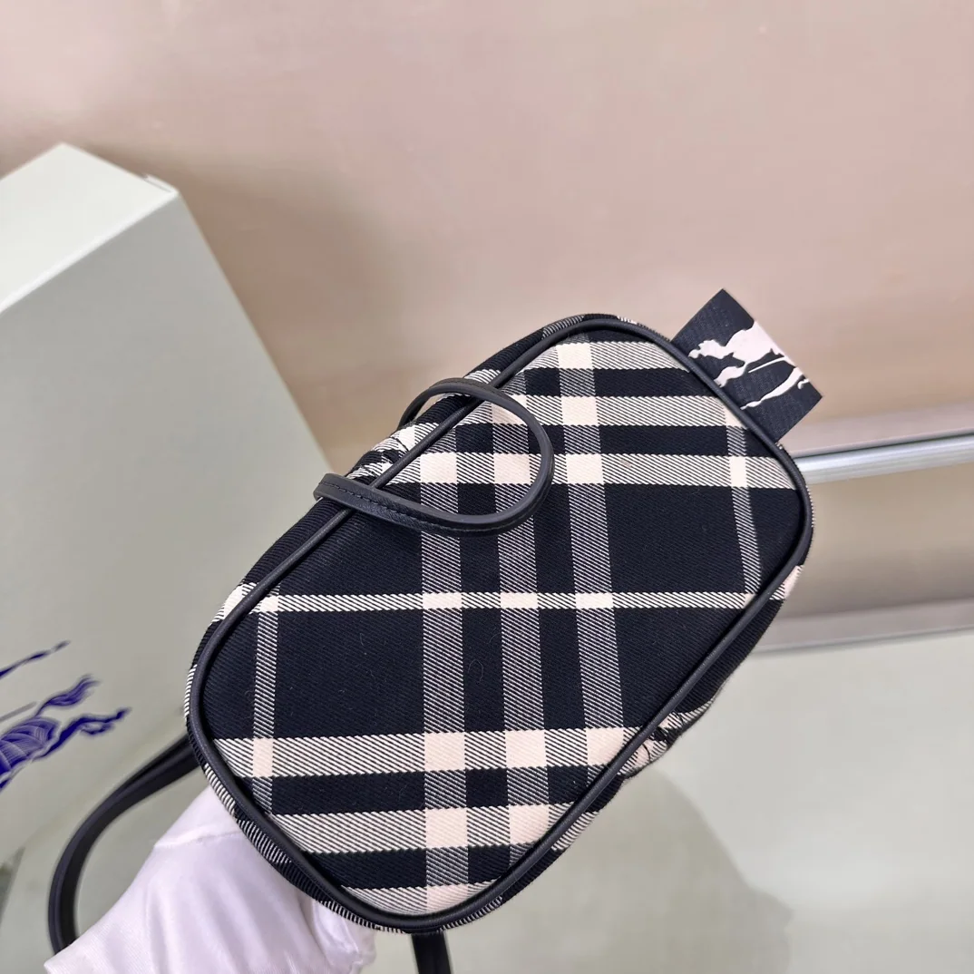 버버리 미니 버킷백 상세 이미지 5