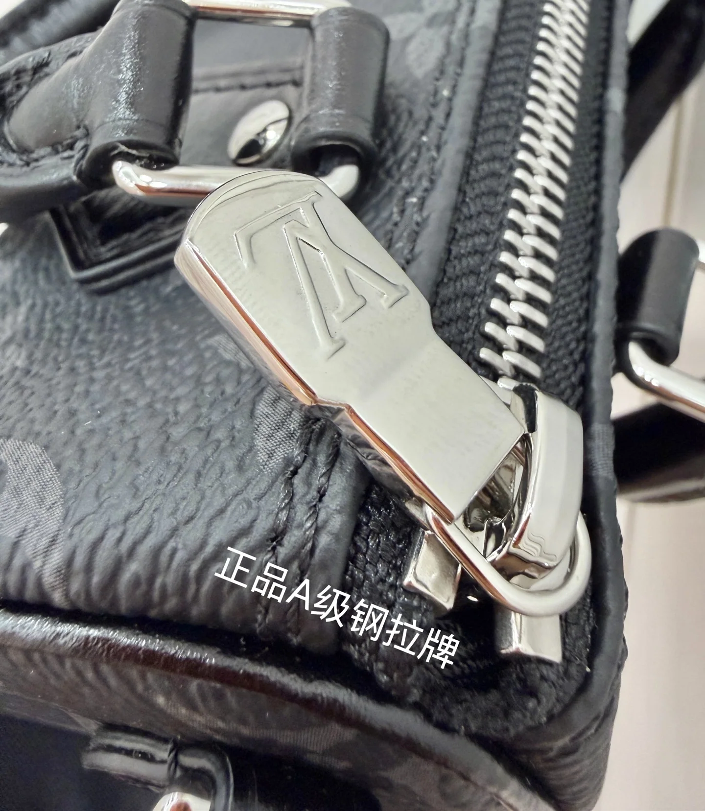 루이비통 M26573 다이아몬드 패턴 가방 상세 이미지 5