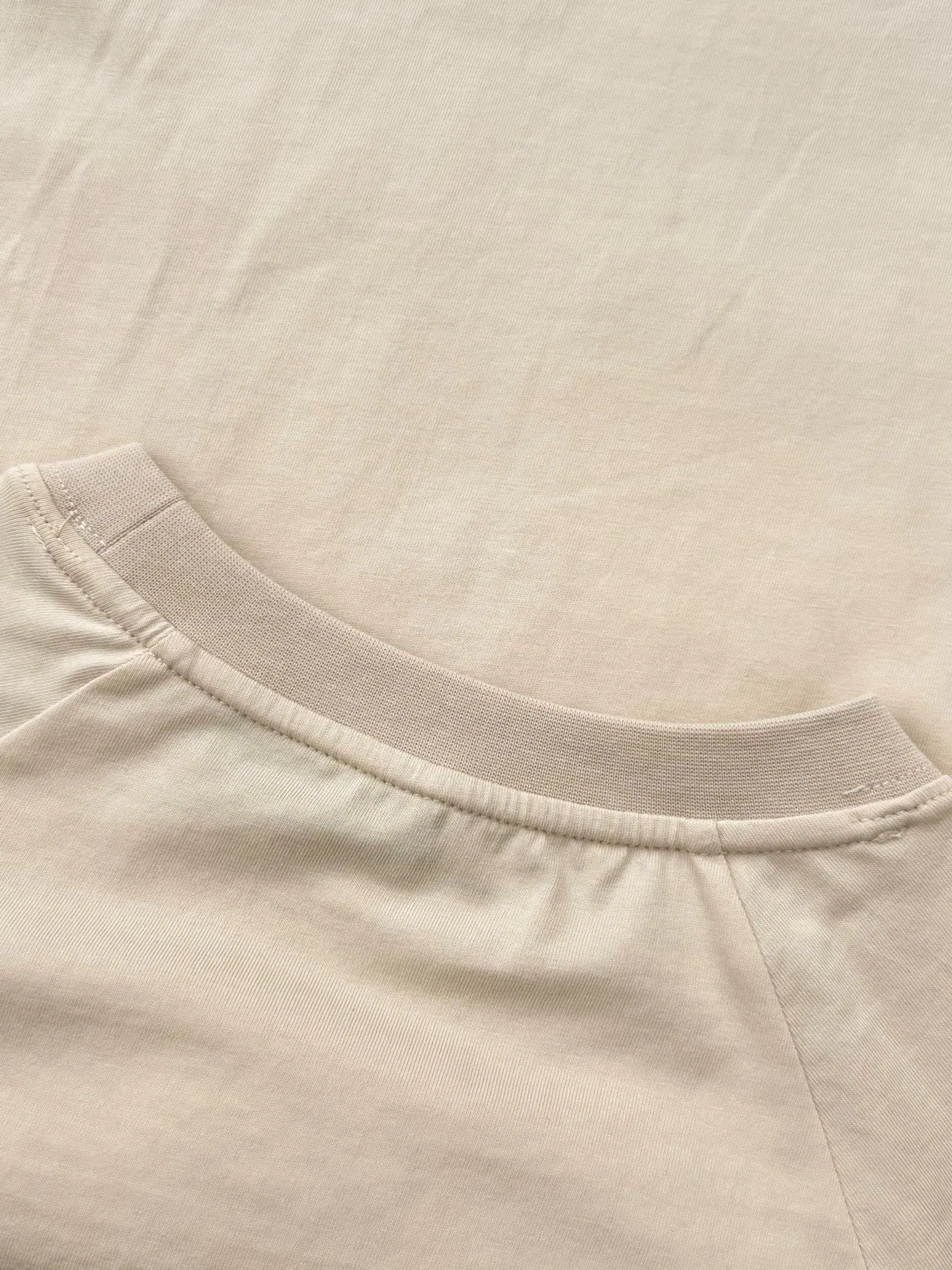 로에베 스몰 로고 자수 슬림핏 래글런 반팔 티셔츠 상세 이미지 8