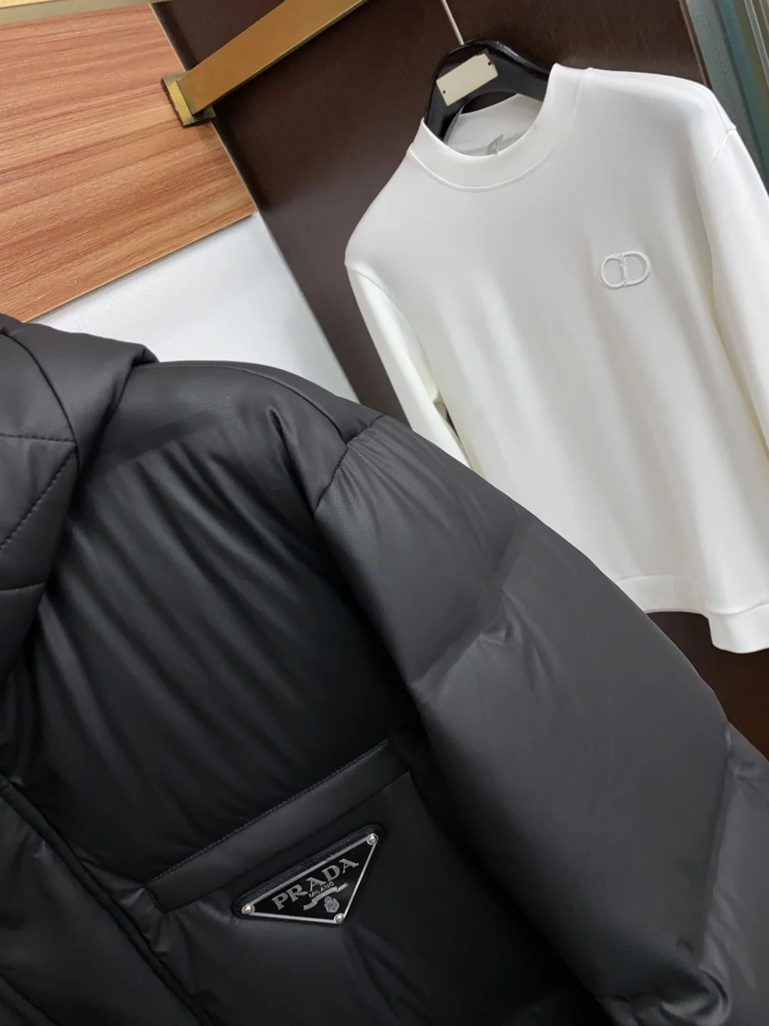 프라다 화이트 덕다운 남성 패딩 상세 이미지 5
