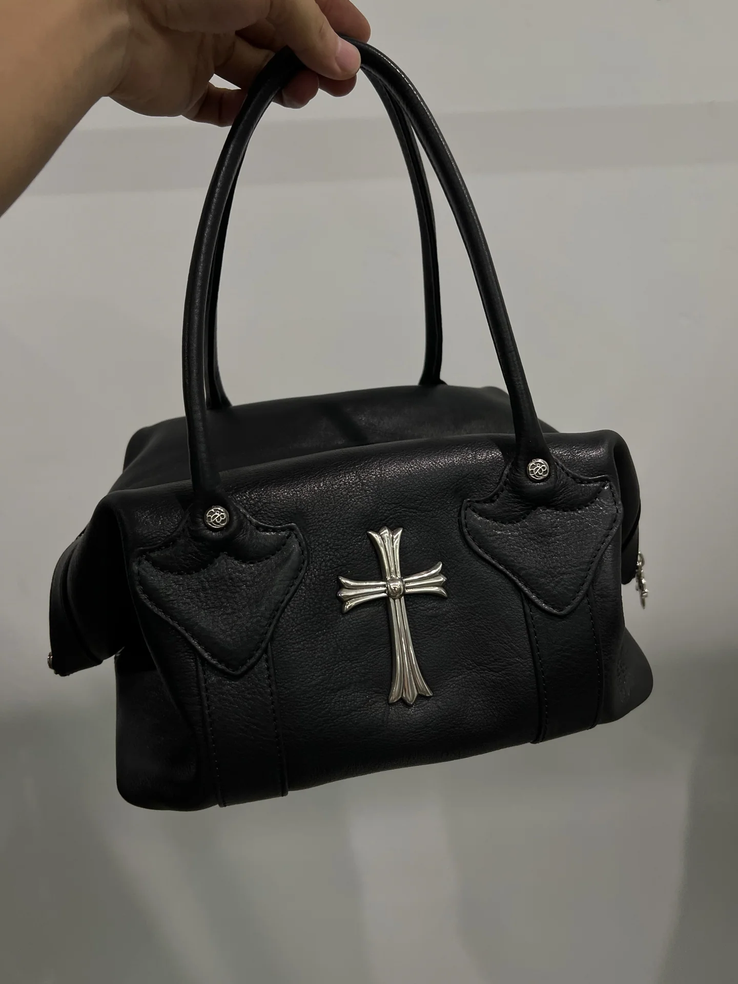 크롬하츠 대형 크로스 소드 지퍼 만두 가방 상세 이미지 6