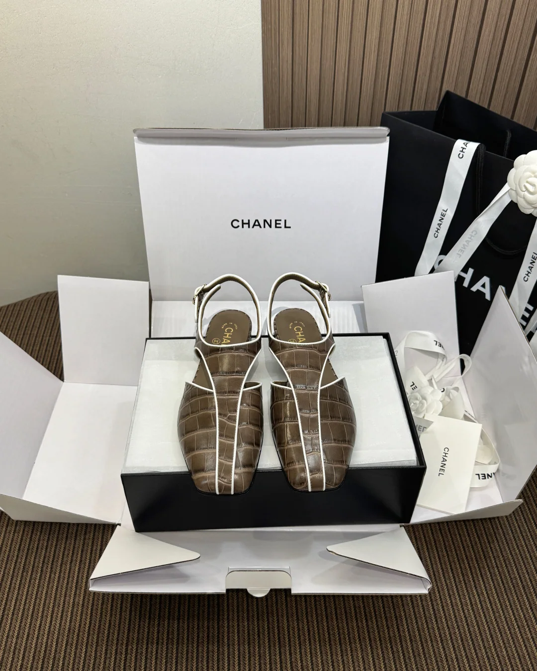 샤넬 크로커다일 엠보싱 레이스 샌들 156930
