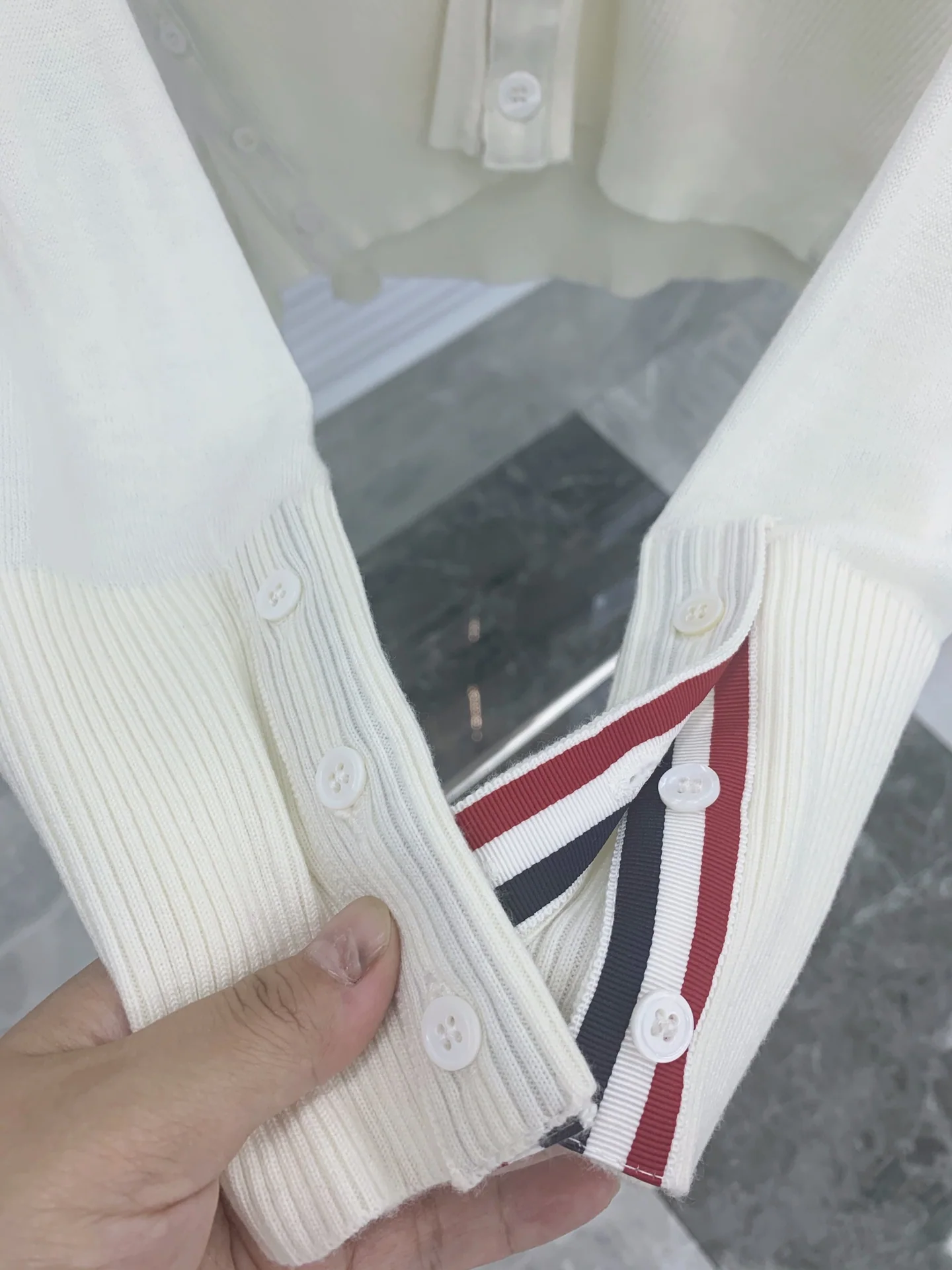 톰브라운 다크 그레이 4 바 스트라이프 울 가디건 상세 이미지 9