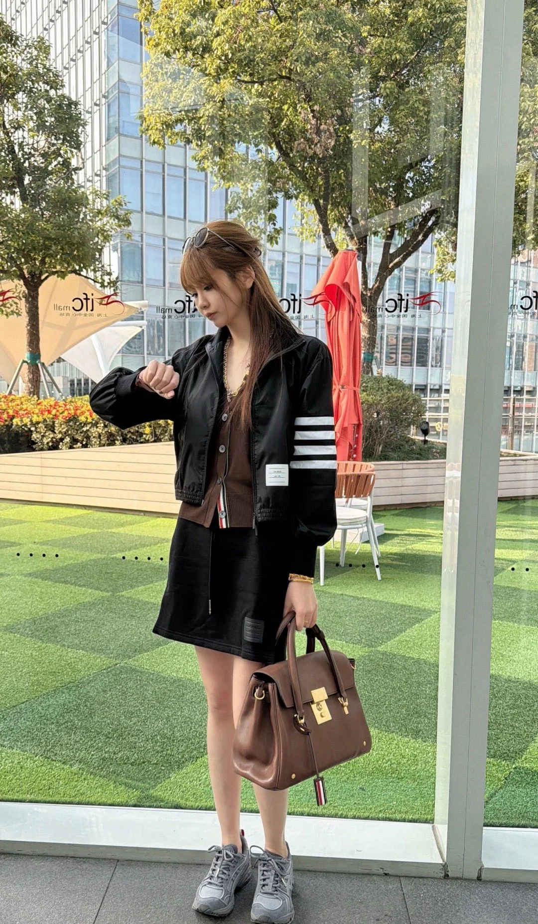 톰브라운 4 바 스트라이프 경량 나일론 여성 자켓 상세 이미지 5