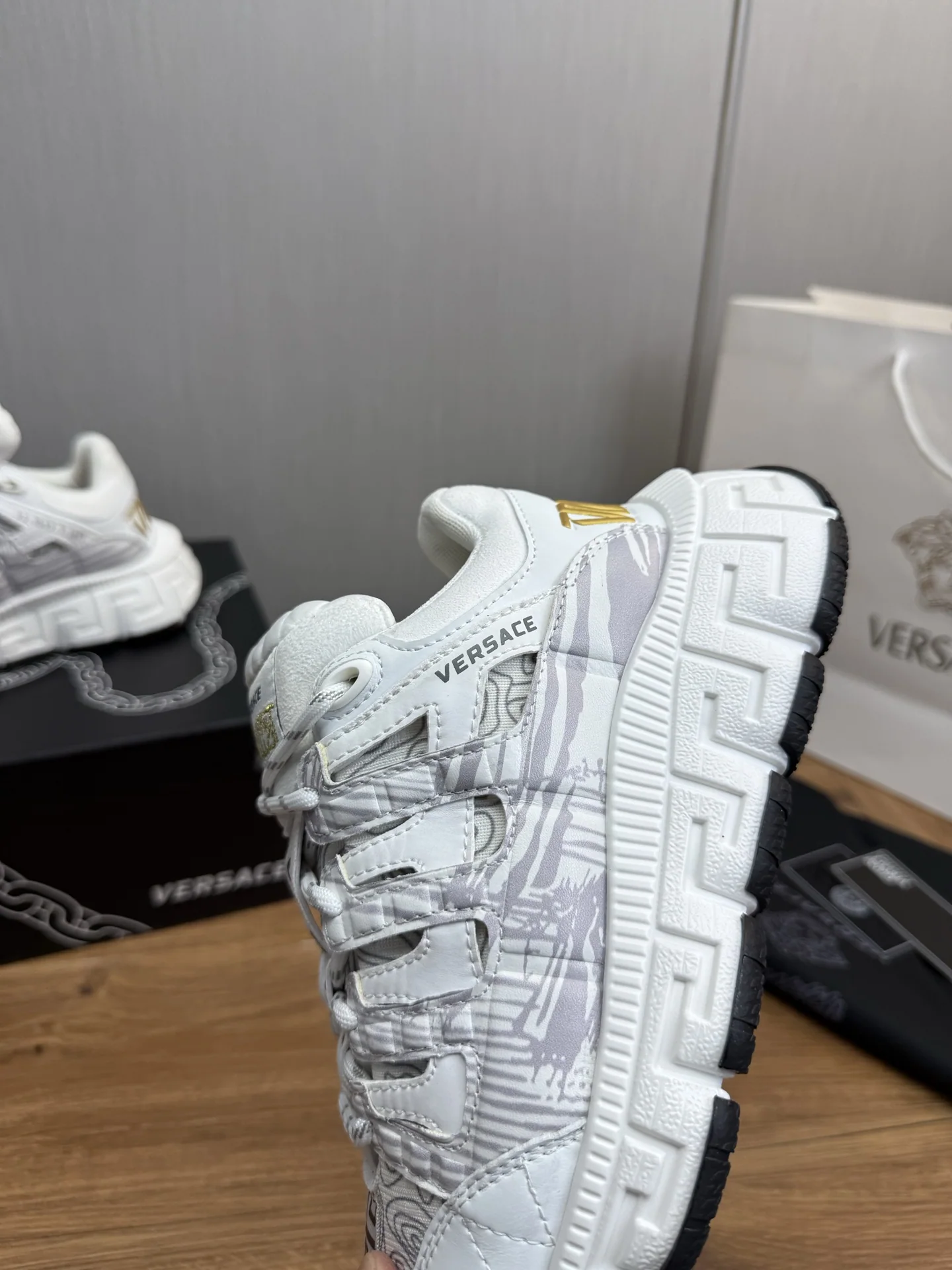 베르사체 컬러 블록 소가죽 메시 스니커즈 상세 이미지 9