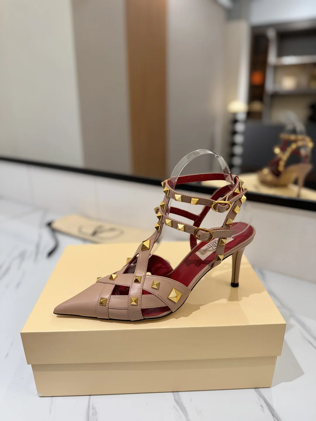 발렌티노 스타디 뾰족버클 스틸레토 힐 9 cm 신발 상세 이미지 4
