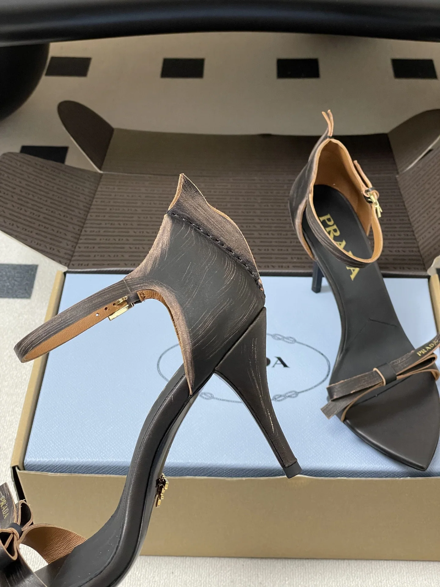 프라다 포인티드 토 디스트레스드 보우 하이힐 샌들 8229 상세 이미지 6