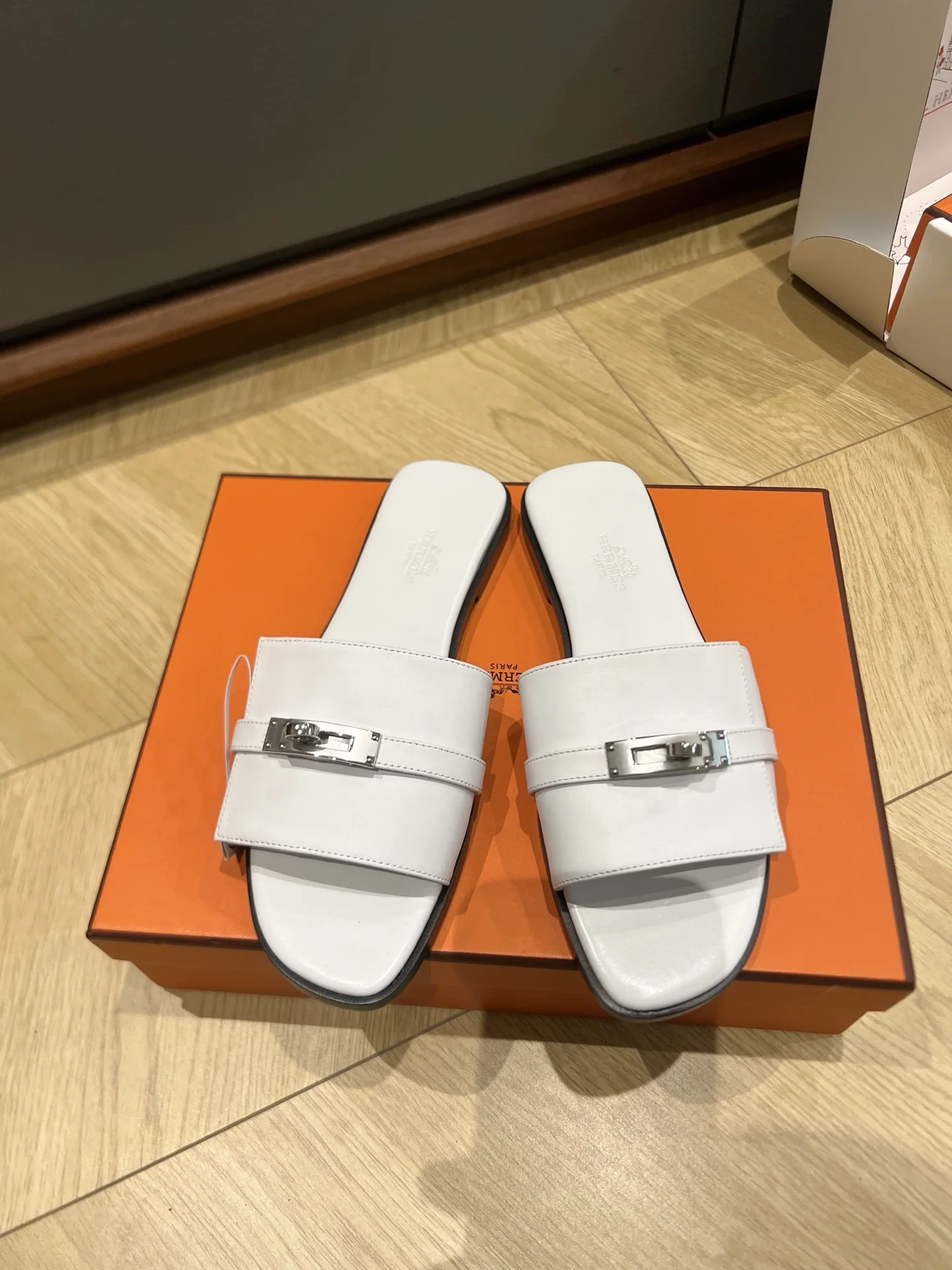 에르메스 켈리 메탈 버클 플랫 샌들 상세 이미지 2