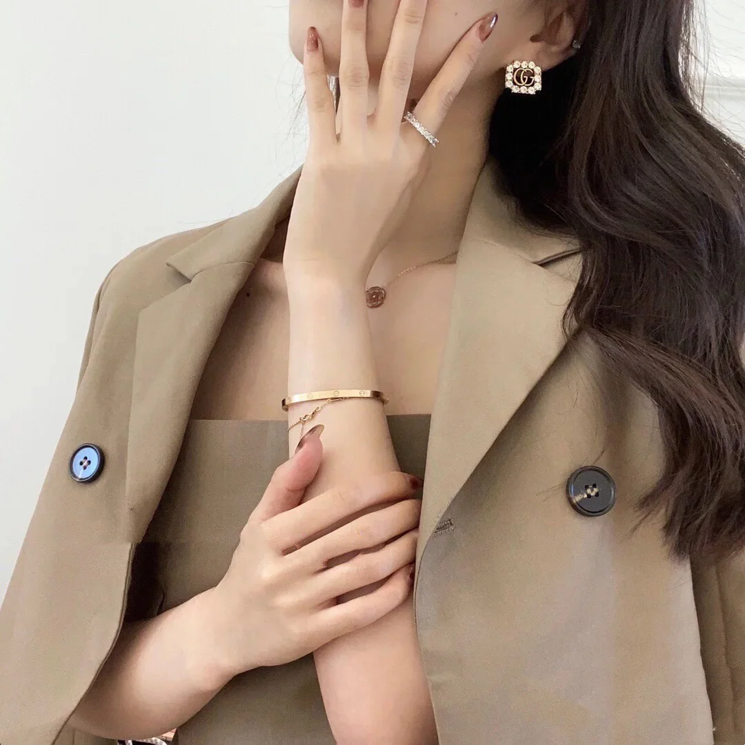 구찌 스퀘어 라운드 다이아몬드 스터드 귀걸이 상세 이미지 4