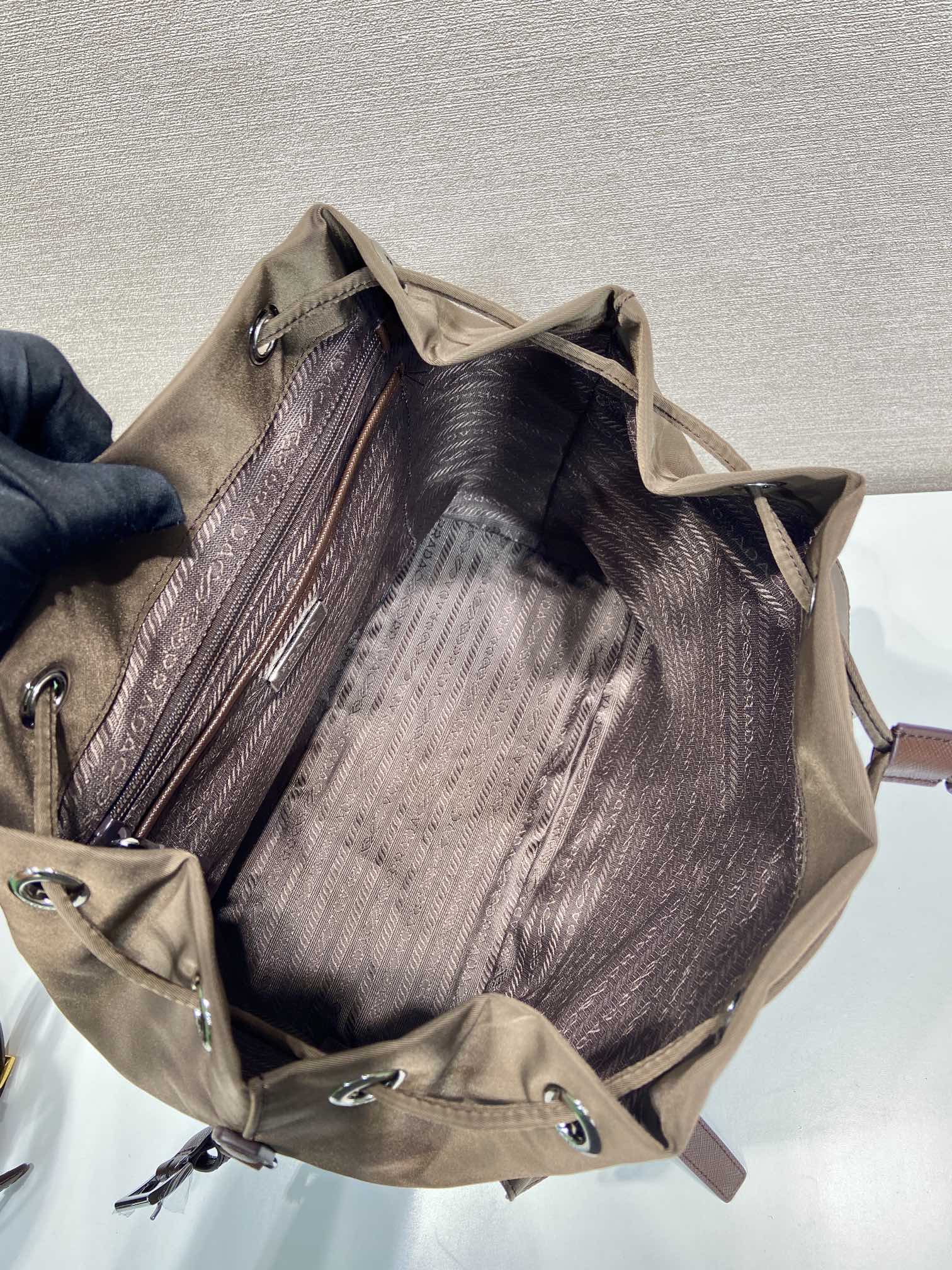 프라다 나일론 백팩 1BZ811 상세 이미지 8