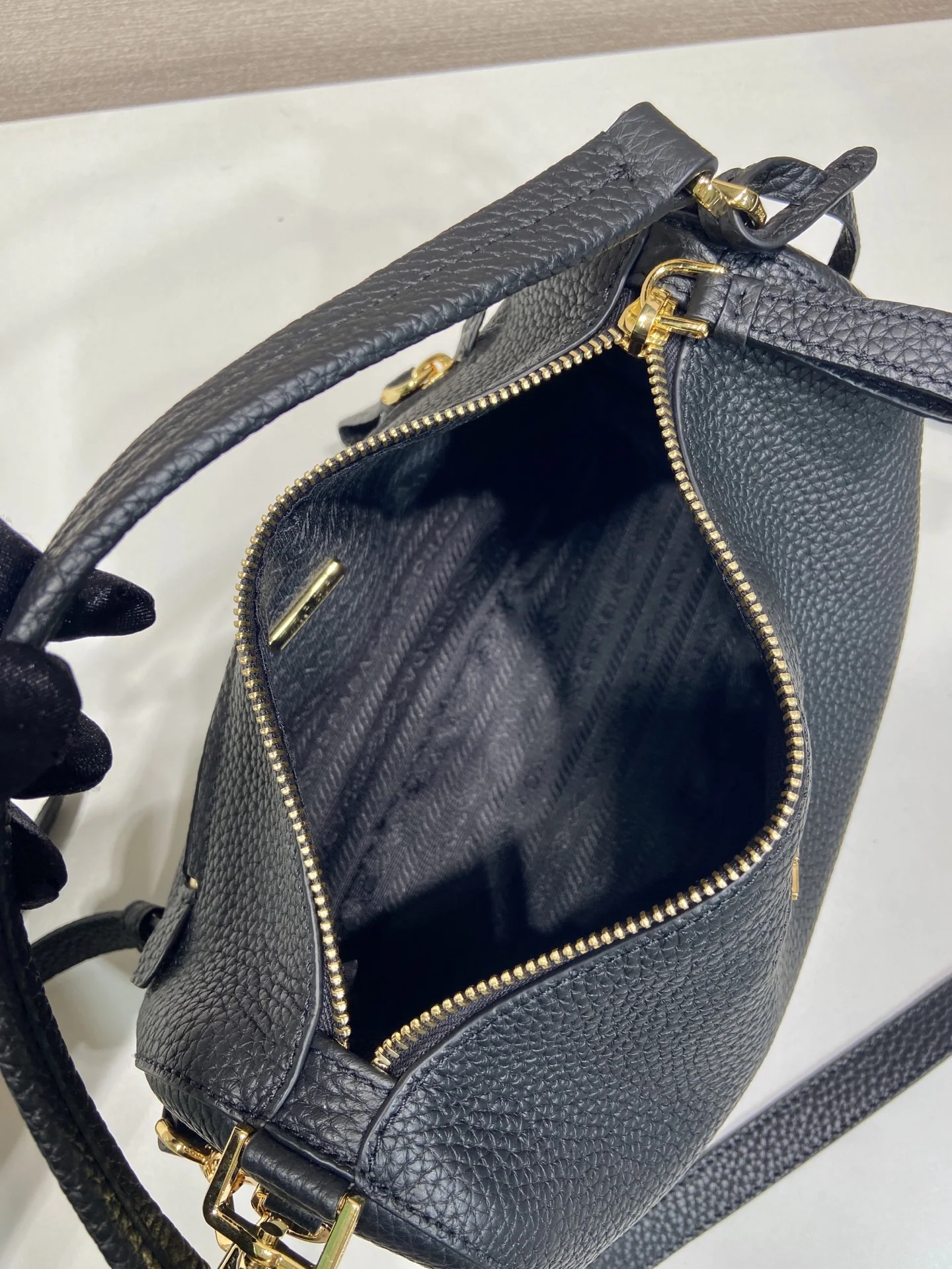 프라다 불규칙 가죽 스몰 핸드백 1BC277 상세 이미지 9