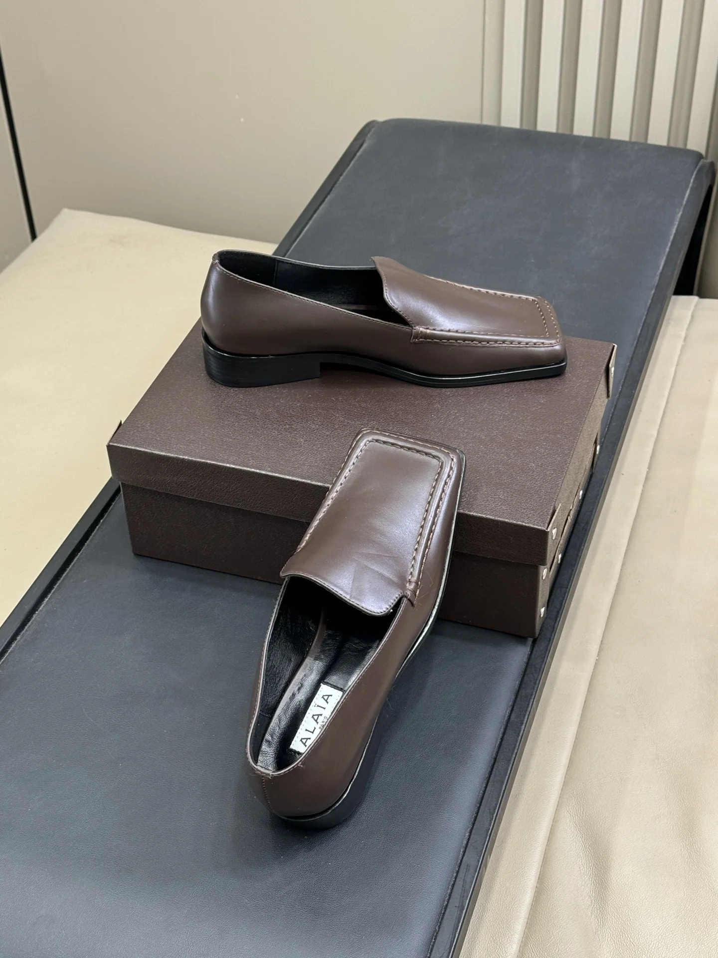 알라이아 스퀘어토 송아지가죽 로퍼 상세 이미지 4