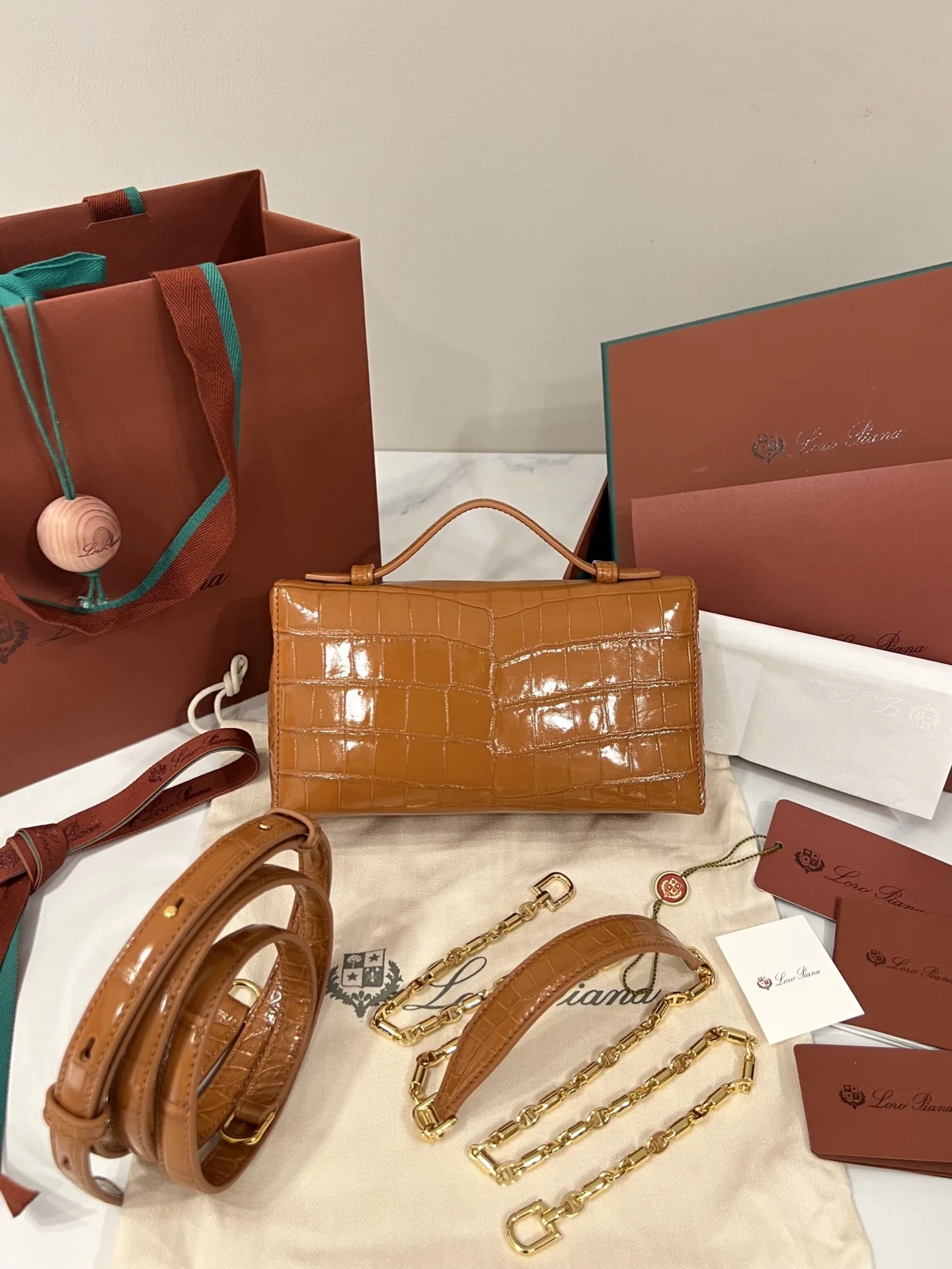 로로피아나 엑스트라 포켓 악어가죽 크로스백 상세 이미지 2