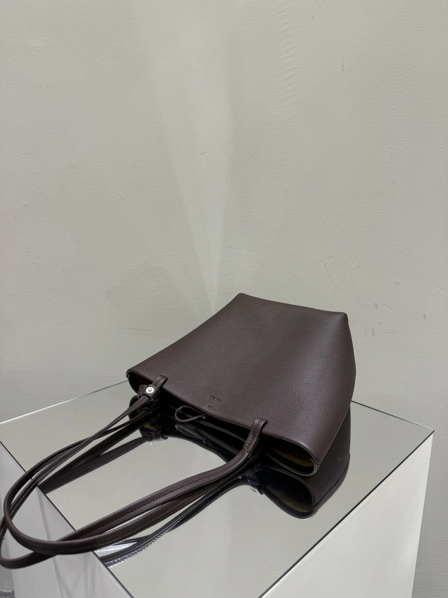 더로우 퓨어 미디엄 쇼핑백 가방 상세 이미지 5