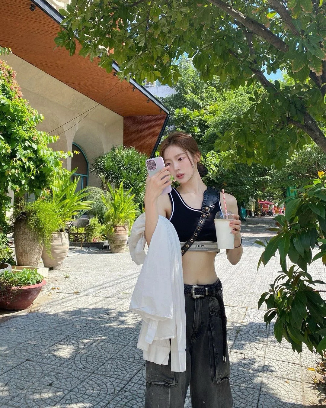 로에베 슬림핏 대비 파이핑 반팔 여성 티셔츠 상세 이미지 1