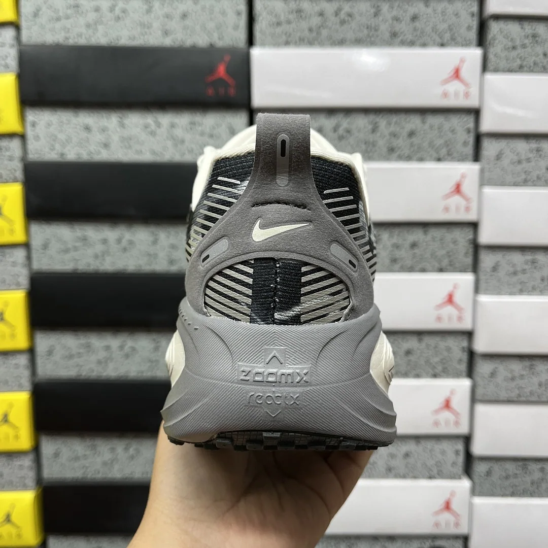 나이키 [XY] 보메로 18 IF4463-002 201688 Nike Vomero 18 상세 이미지 6