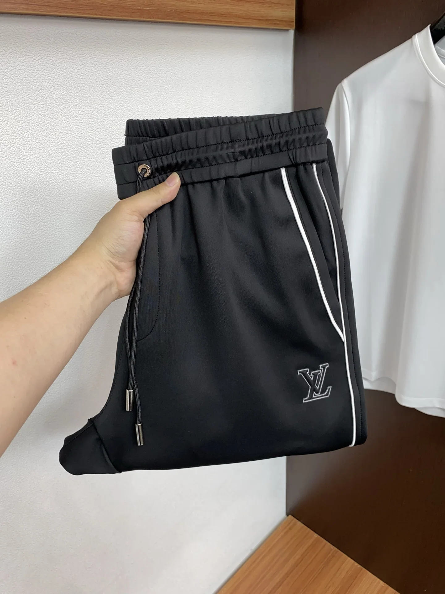 루이비통 워싱 디스트레스드 일본산 데님 남성 바지 2026 SS 상세 이미지 1
