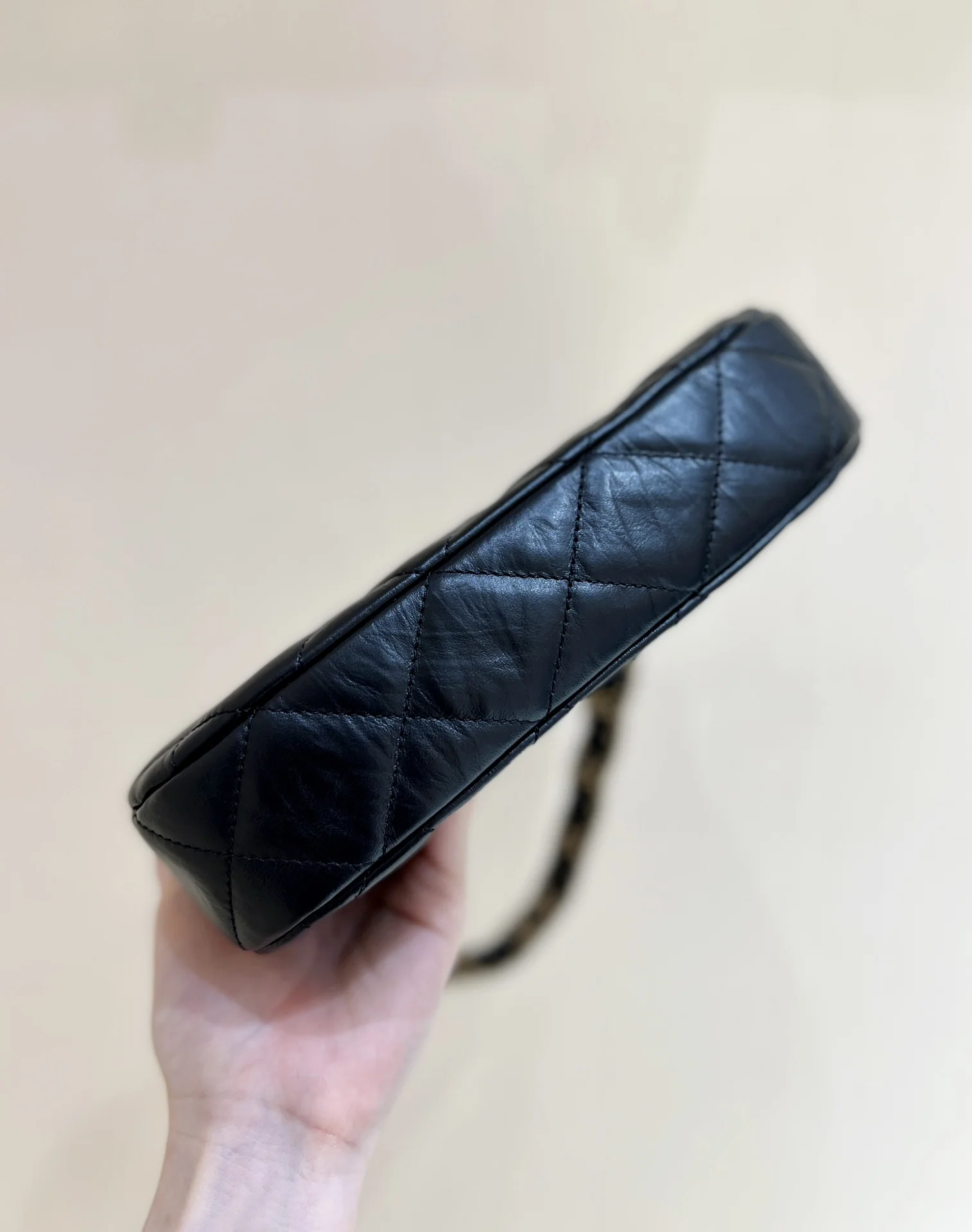 샤넬 19 호보 언더암백 상세 이미지 4