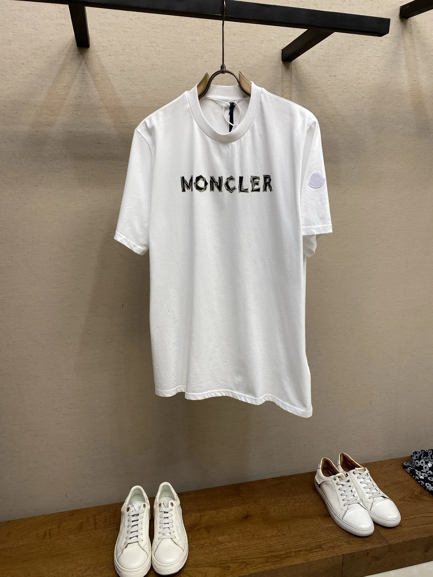 몽클레어 로고 프린트 남성 반팔티셔츠 상세 이미지 1