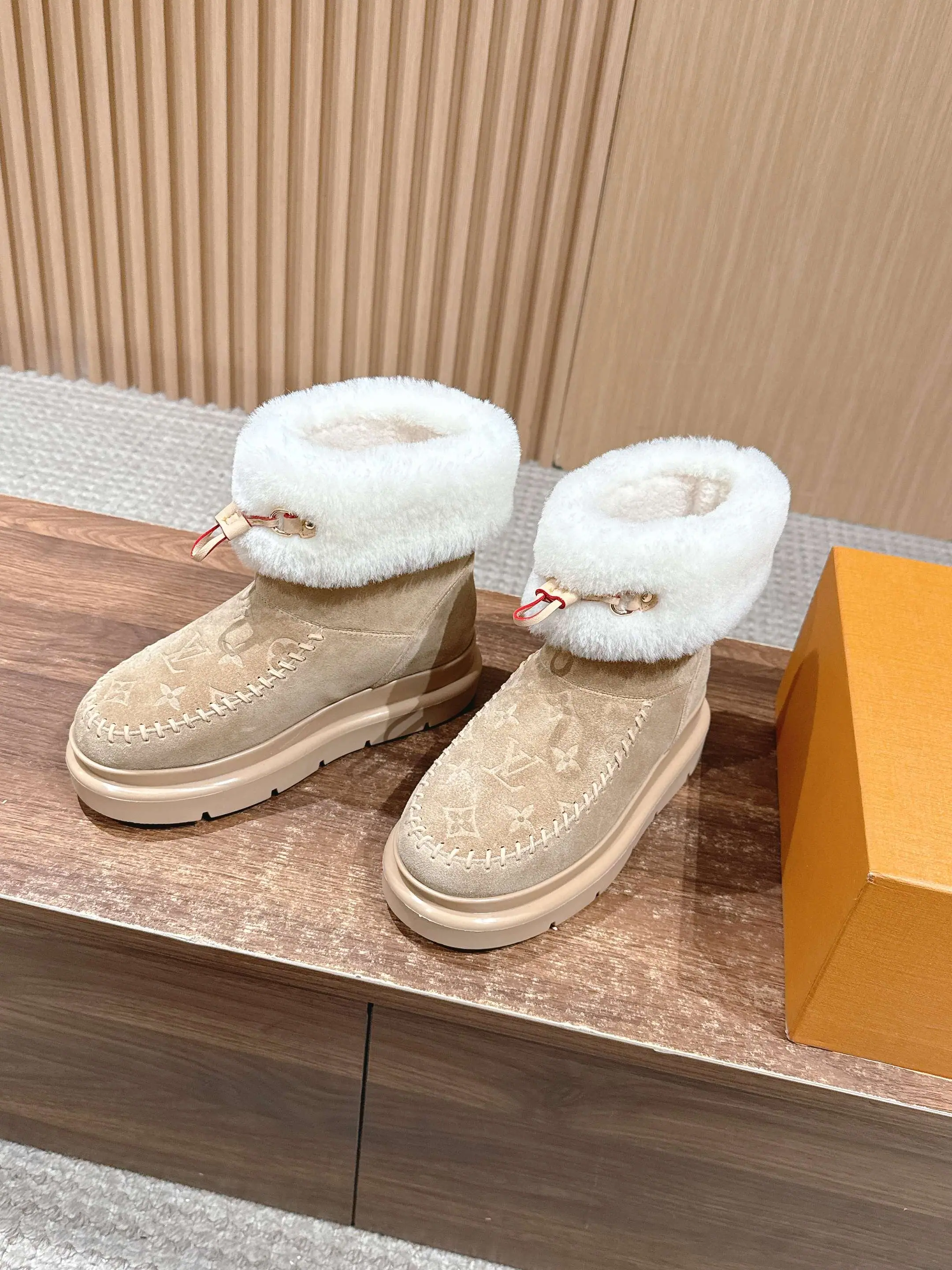 루이비통 코르티나 스웨이드 앵클 부츠 상세 이미지 2