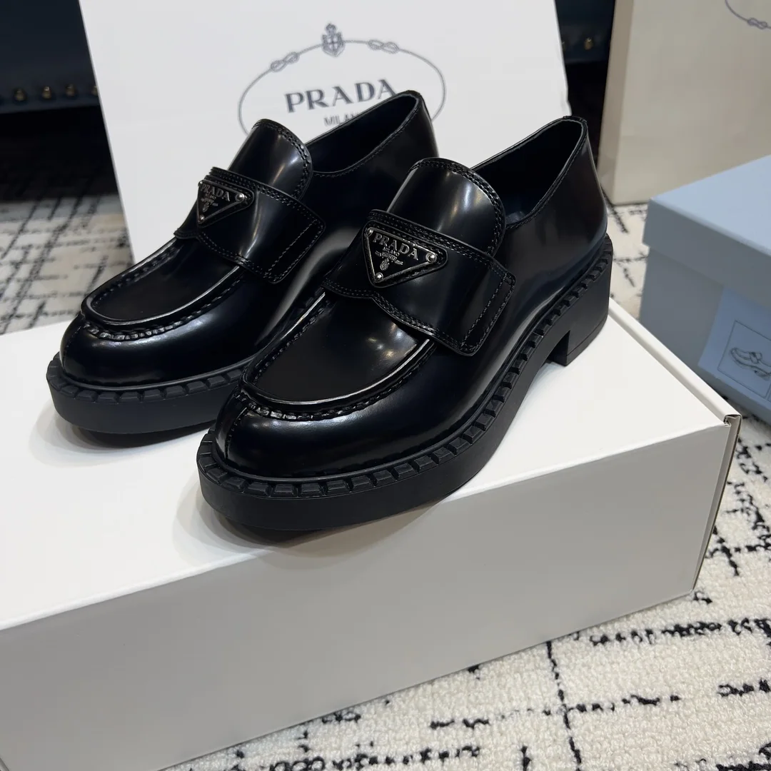 프라다 트라이앵글 로고 레더 로퍼 상세 이미지 4