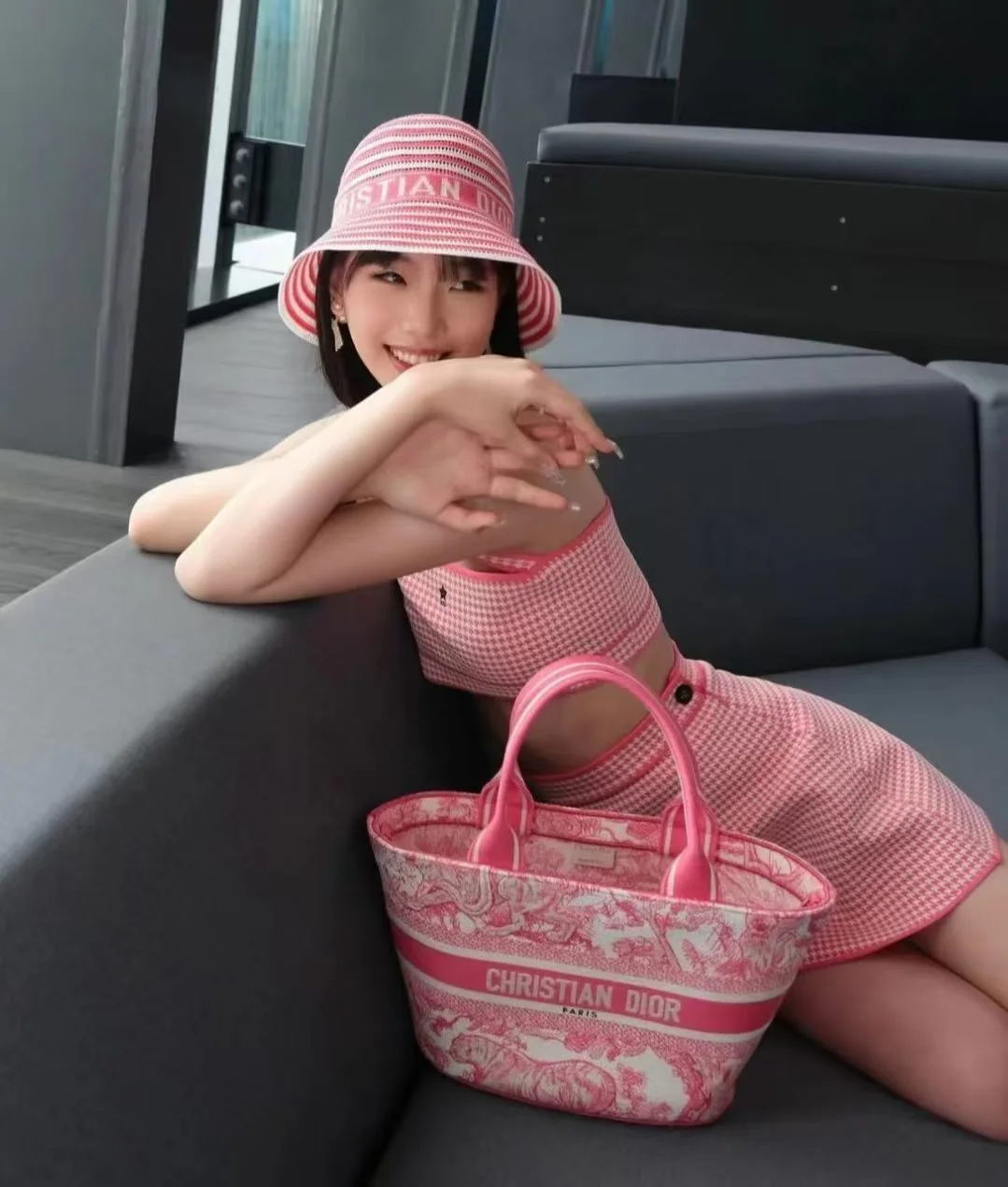 디올 스트라이프 메시 버킷햇 모자 상세 이미지 1