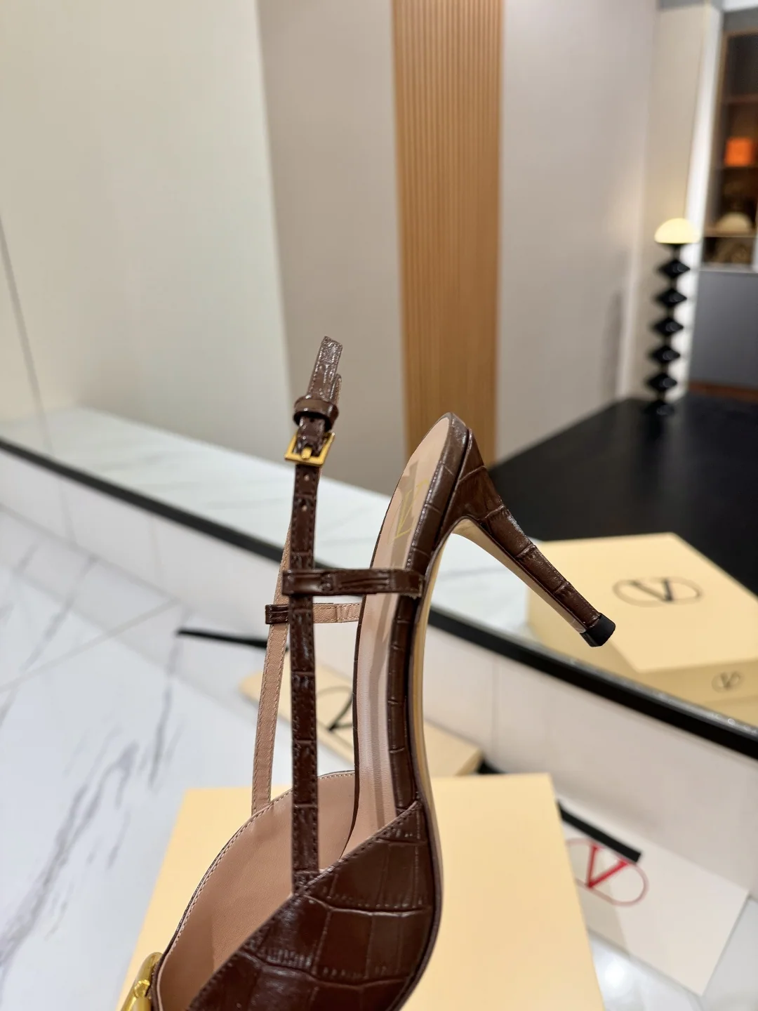 발렌티노 V로고 버클 포인티드토 하이힐 샌들 상세 이미지 7