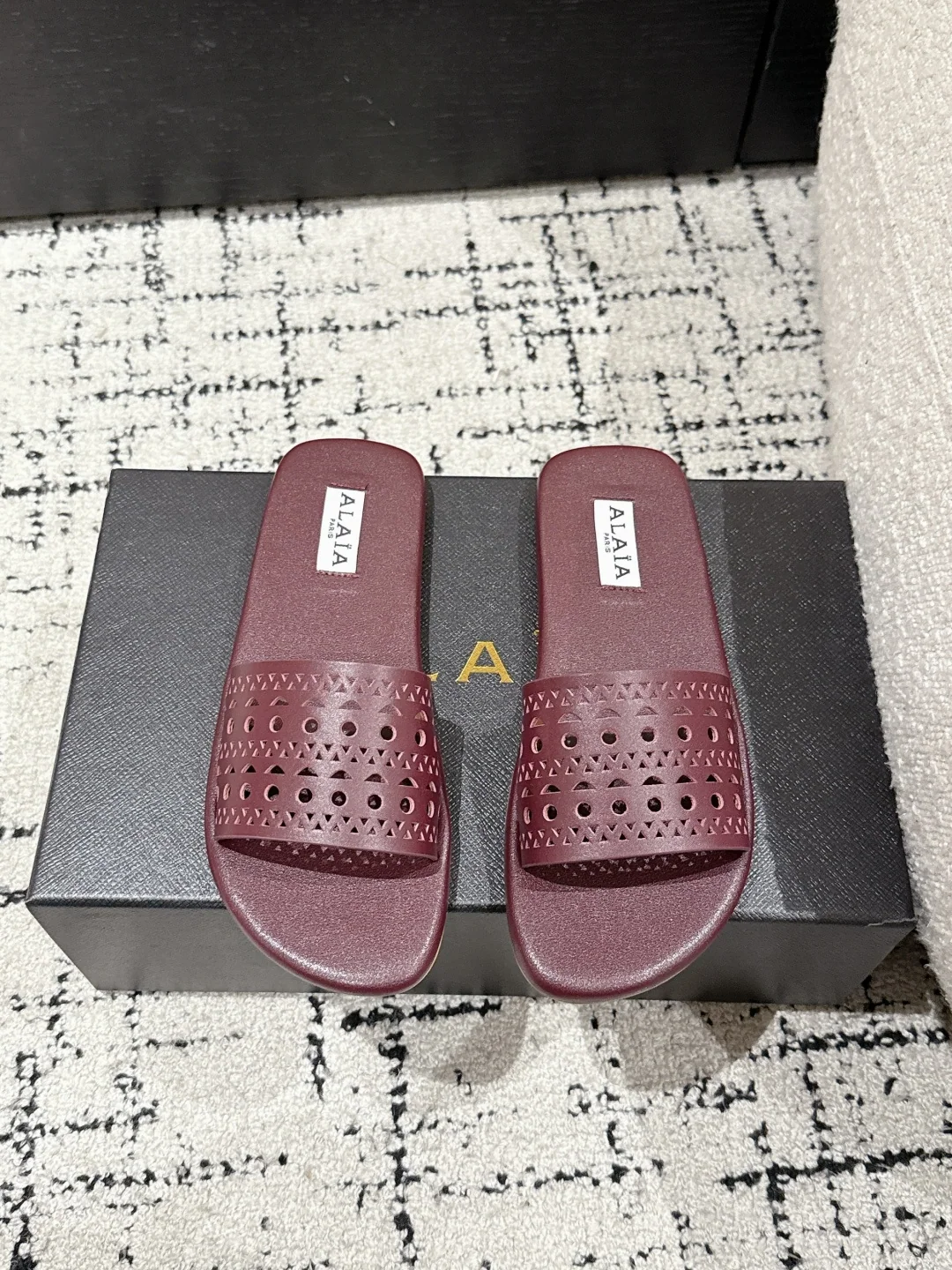 알라이아 펀칭 가공 브로그 플랫 샌들 120658