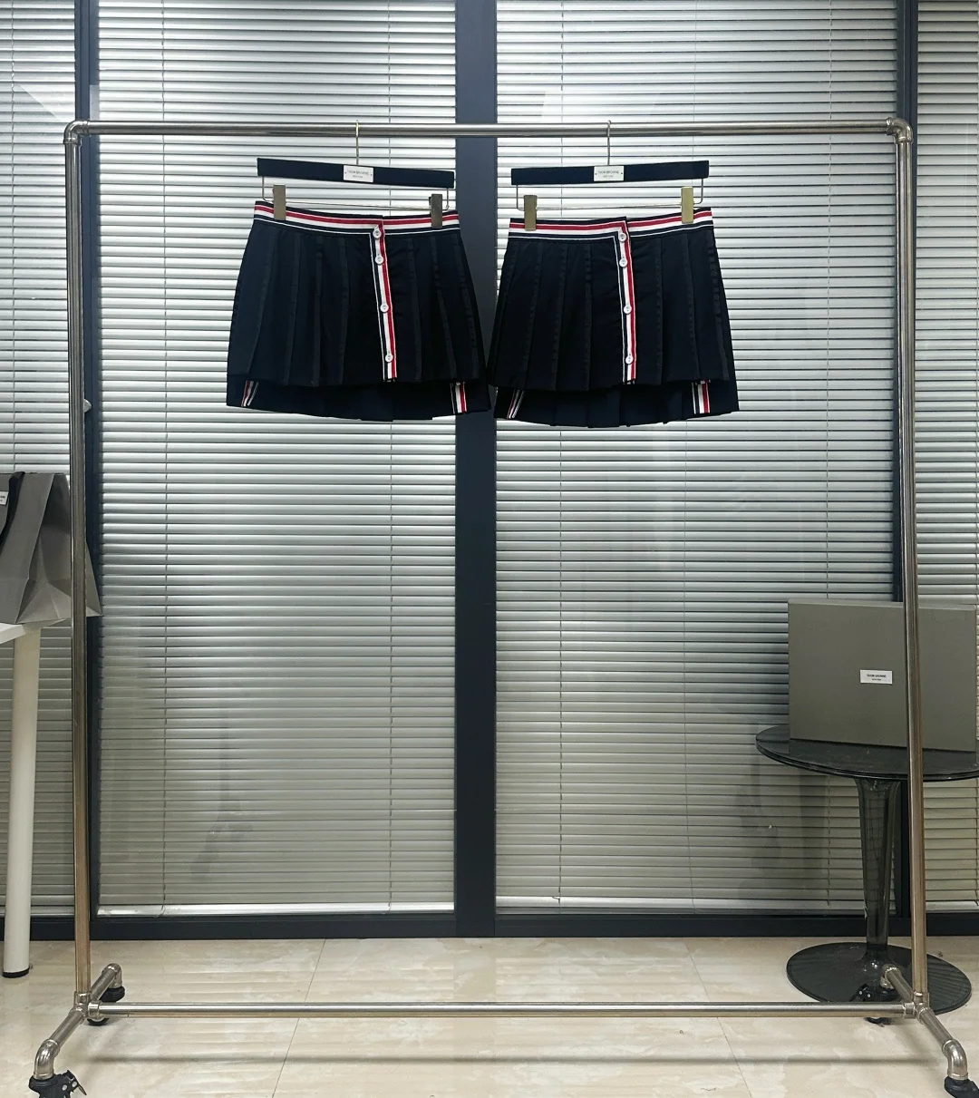 톰브라운 남성 울 플리츠 반바지 상세 이미지 1