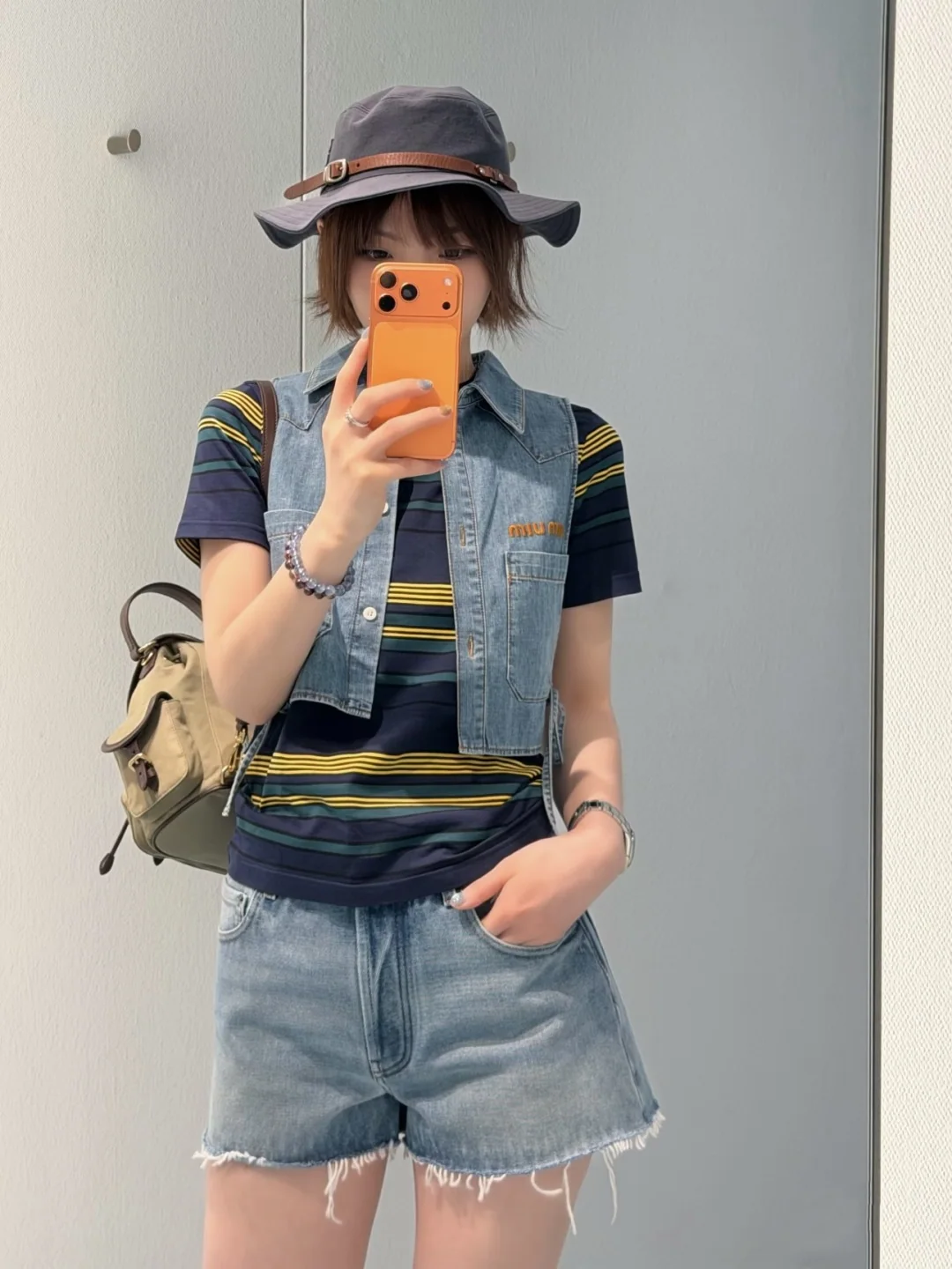 미우미우 태슬 프린지 레더 라벨 워시드 데님 여성 반바지 26SS 상세 이미지 8