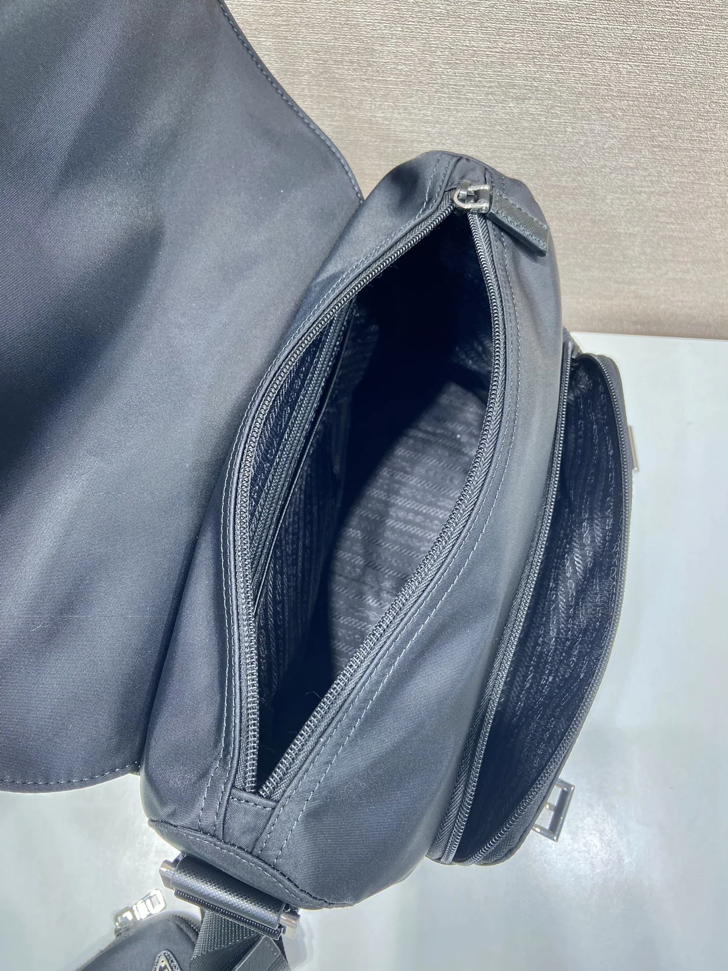 프라다 리사이클 나일론 메신저백 상세 이미지 8