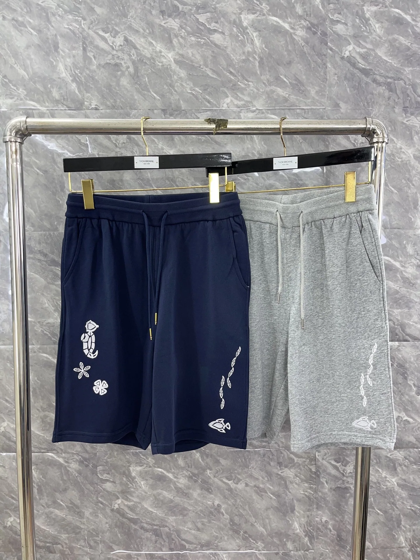 톰브라운 25 ss 오션 시리즈 자수 반바지 40400 Thom Browne Shorts 상세 이미지 2